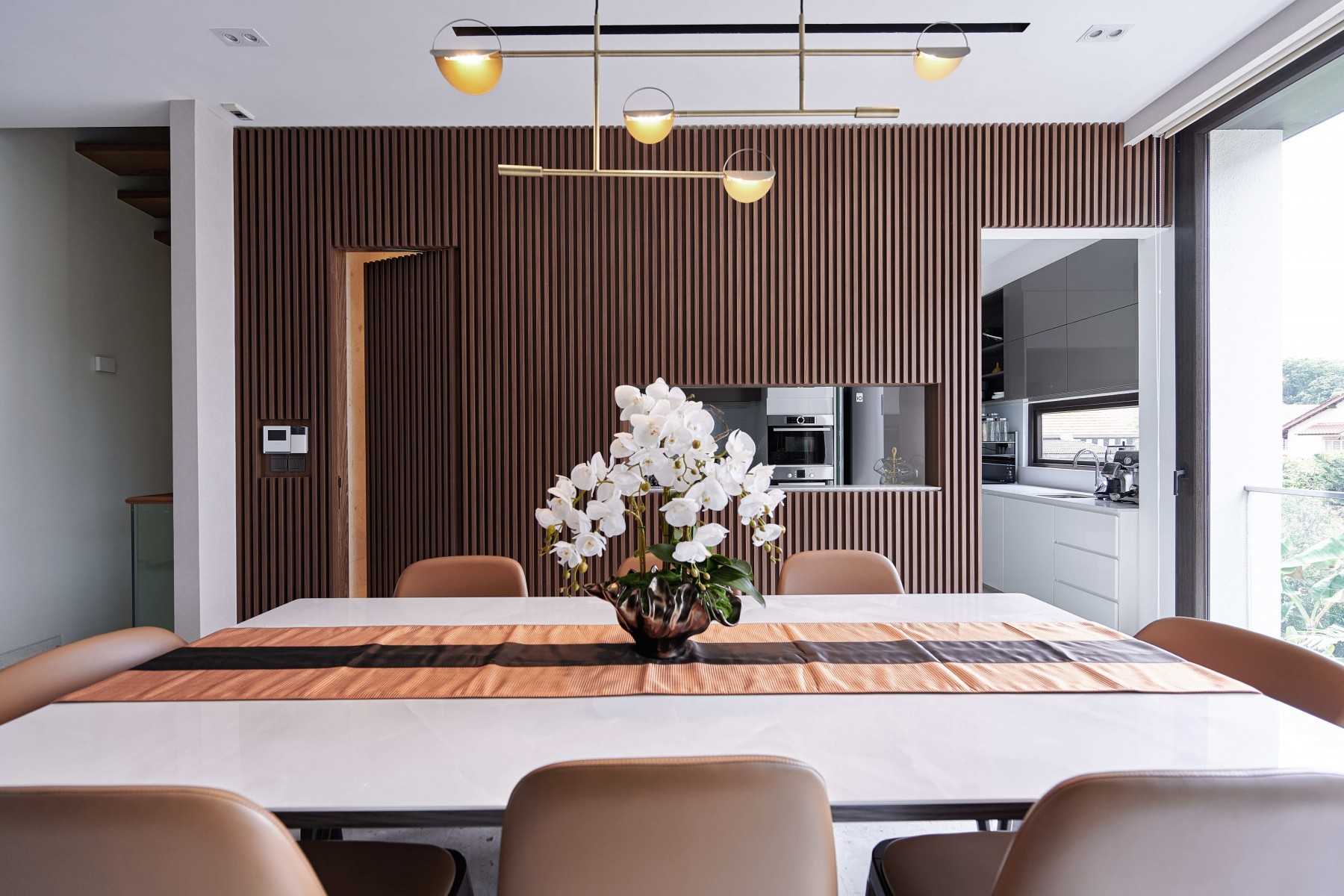 Contemporary Dining Room with Dining Table and Dining Chairs