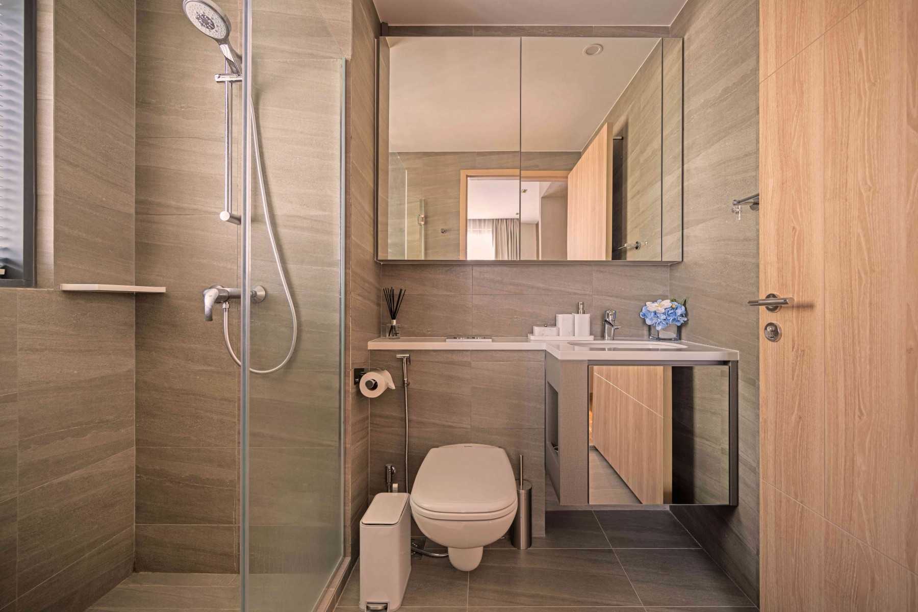 Modern Bathroom with Mirror and Bathroom Storage