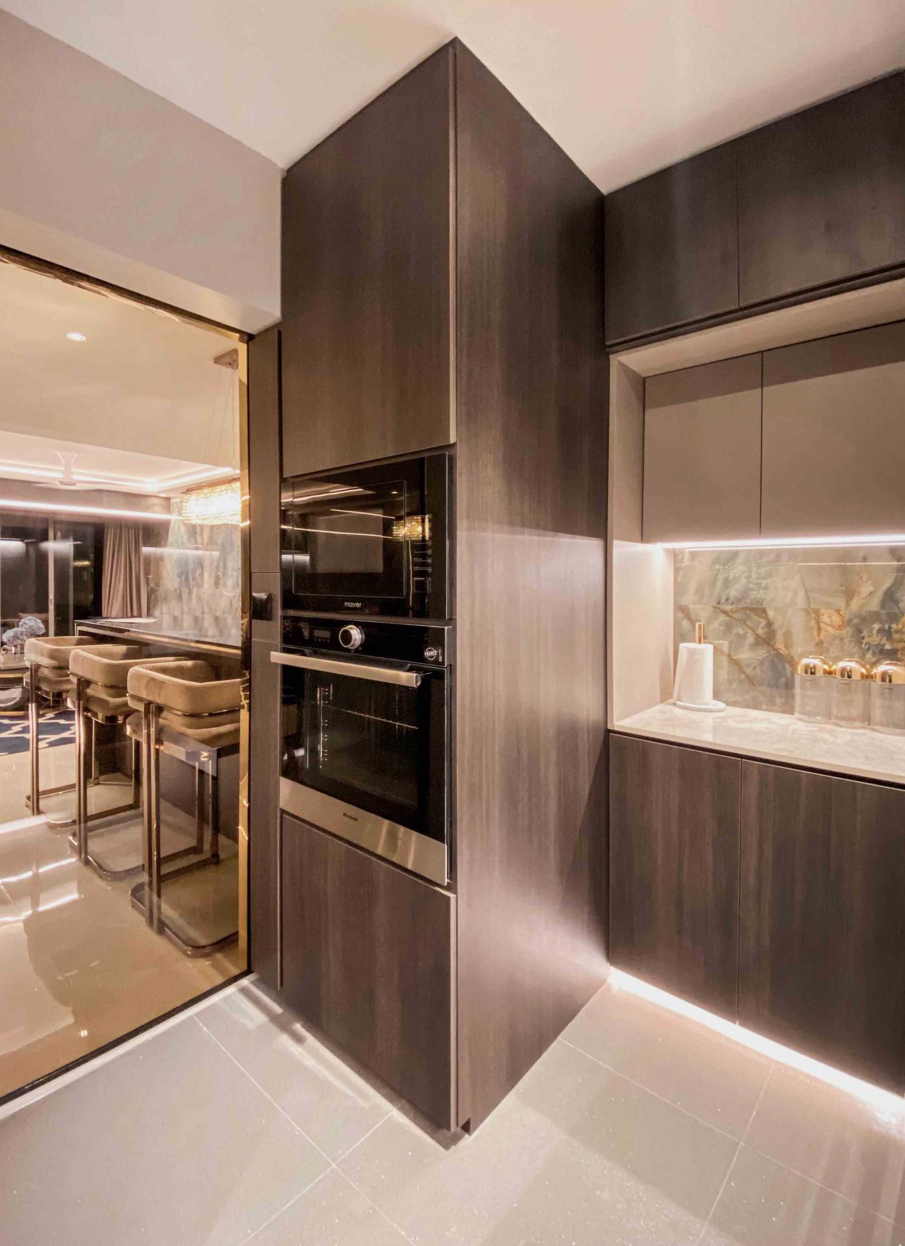 Modern Kitchen with Open Kitchen and Breakfast Counter