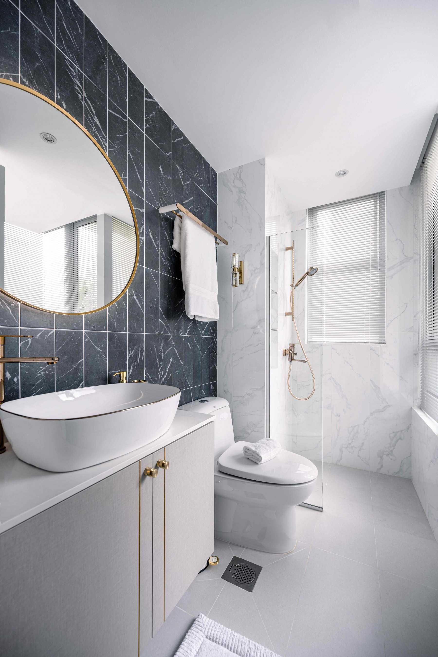Modern Bathroom with Mirror and Bathtub