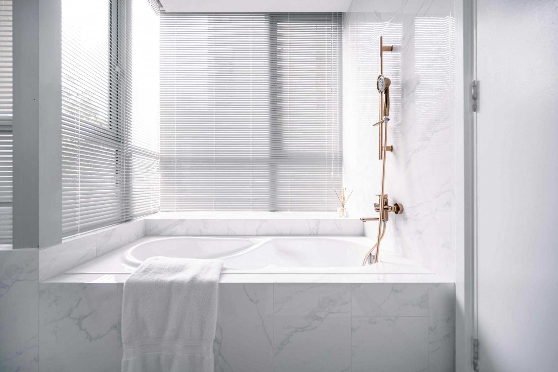Modern Bathroom with Bathtub and Bathroom Storage