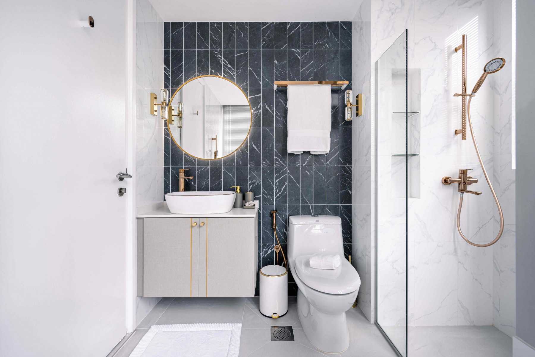 Modern Bathroom with Mirror and Bathroom Storage