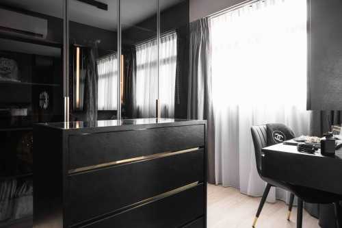 Contemporary Walk-in Wardrobe at Tampines GreenWeave