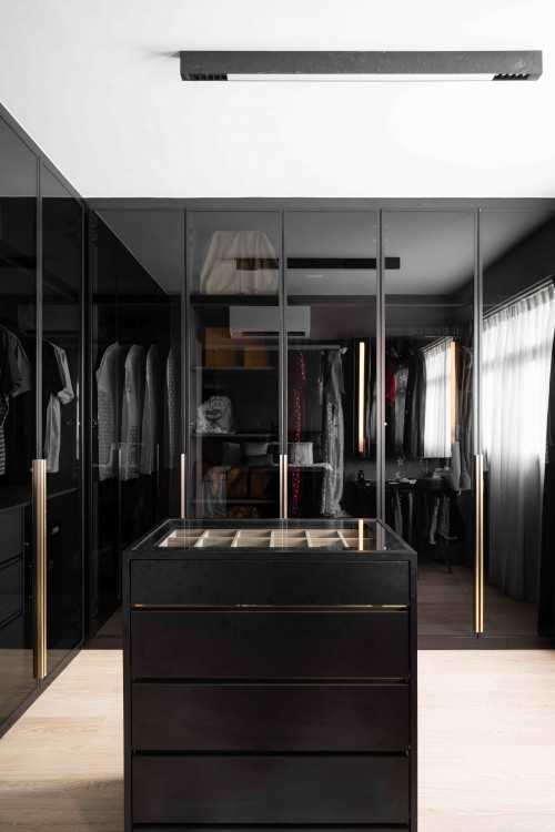 Contemporary Walk-in Wardrobe at Tampines GreenWeave