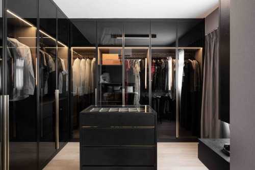 Contemporary Walk-in Wardrobe at Tampines GreenWeave