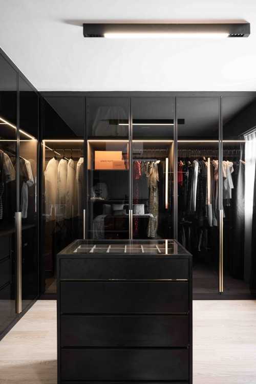 Contemporary Walk-in Wardrobe at Tampines GreenWeave
