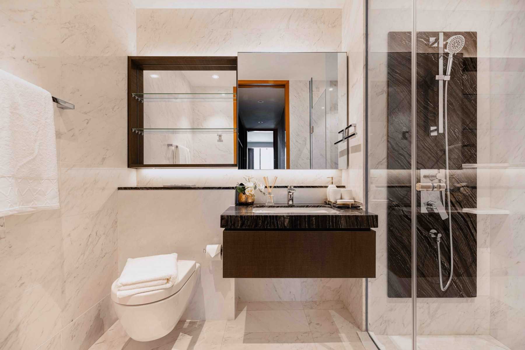 Modern Bathroom with Mirror and Bathroom Storage