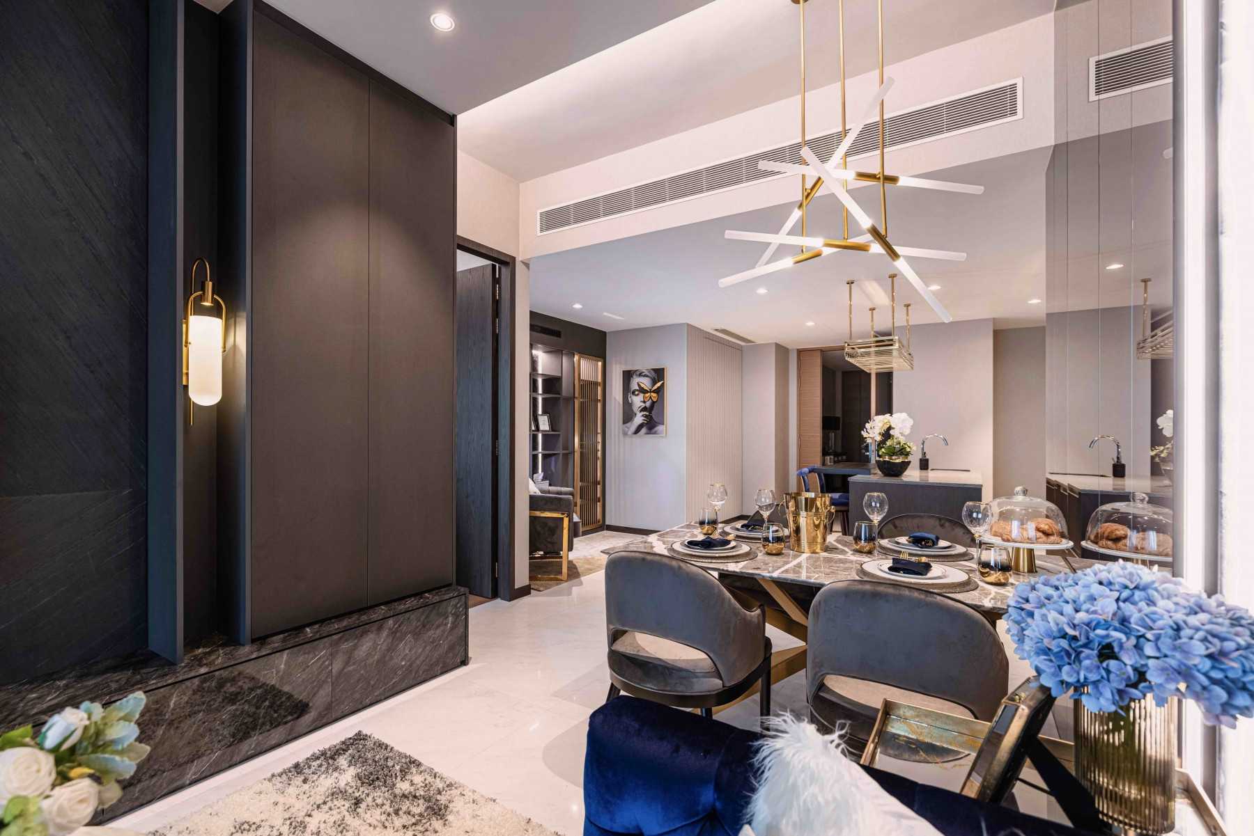 Modern Dining Room with Dining Table and Dining Chairs