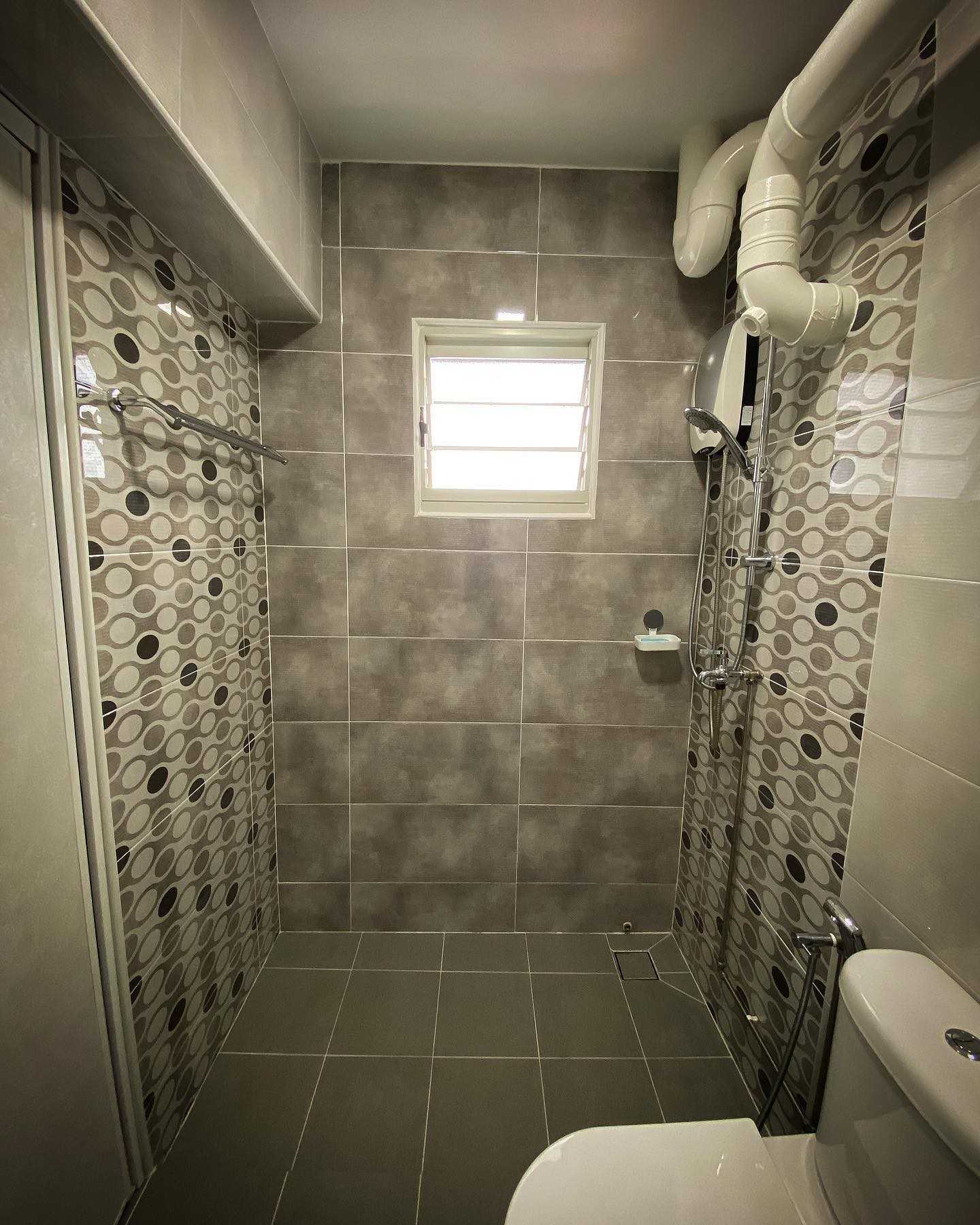 Transitional Bathroom with Homogeneous Tiles and Bathroom Accessories