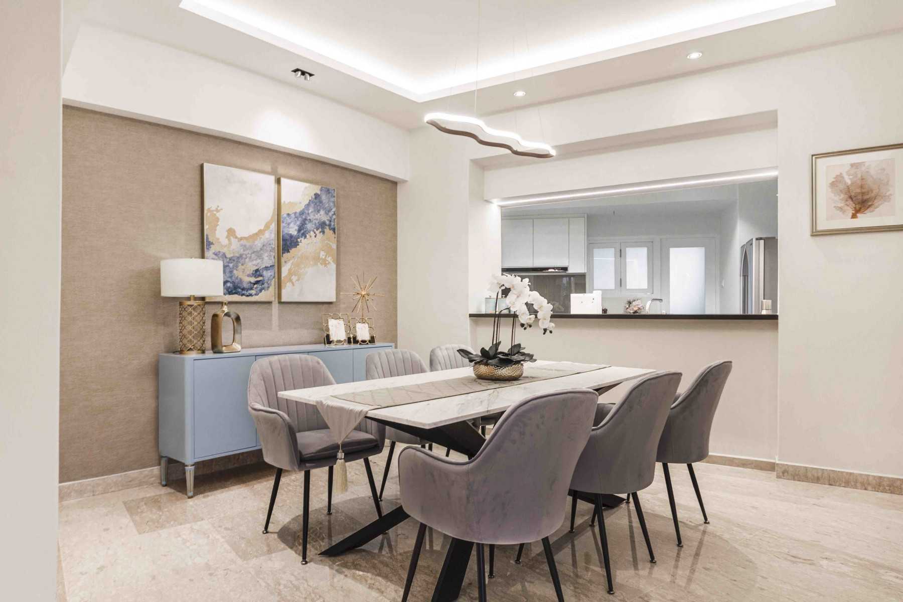Transitional Dining Room with Dining Table and Dining Chairs