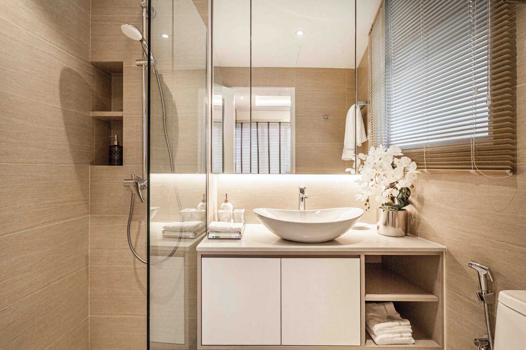 Transitional Bathroom with Mirror and Bathroom Storage
