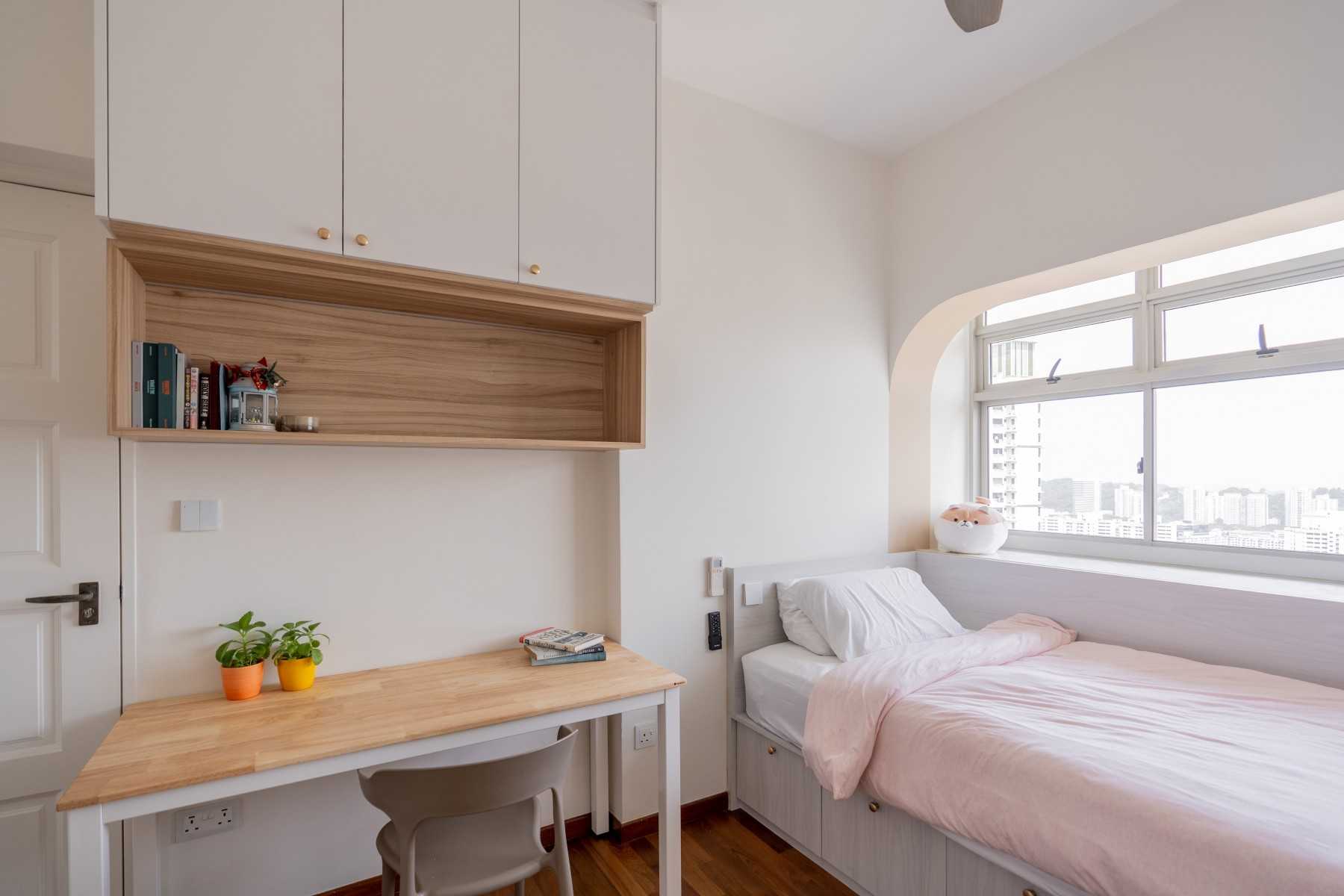 Minimalist Bedroom with Platform Bed and Wood Flooring