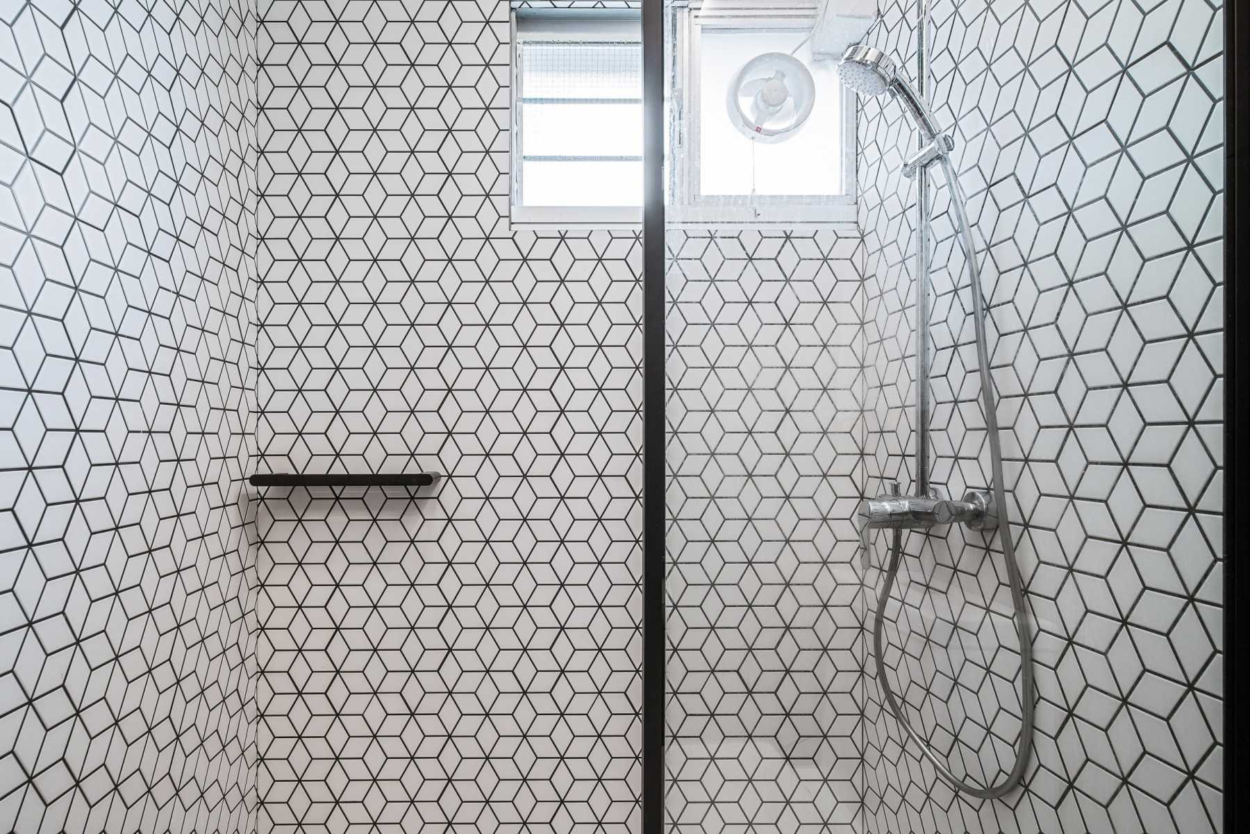 Scandinavian Bathroom with Mirror and Bathroom Storage