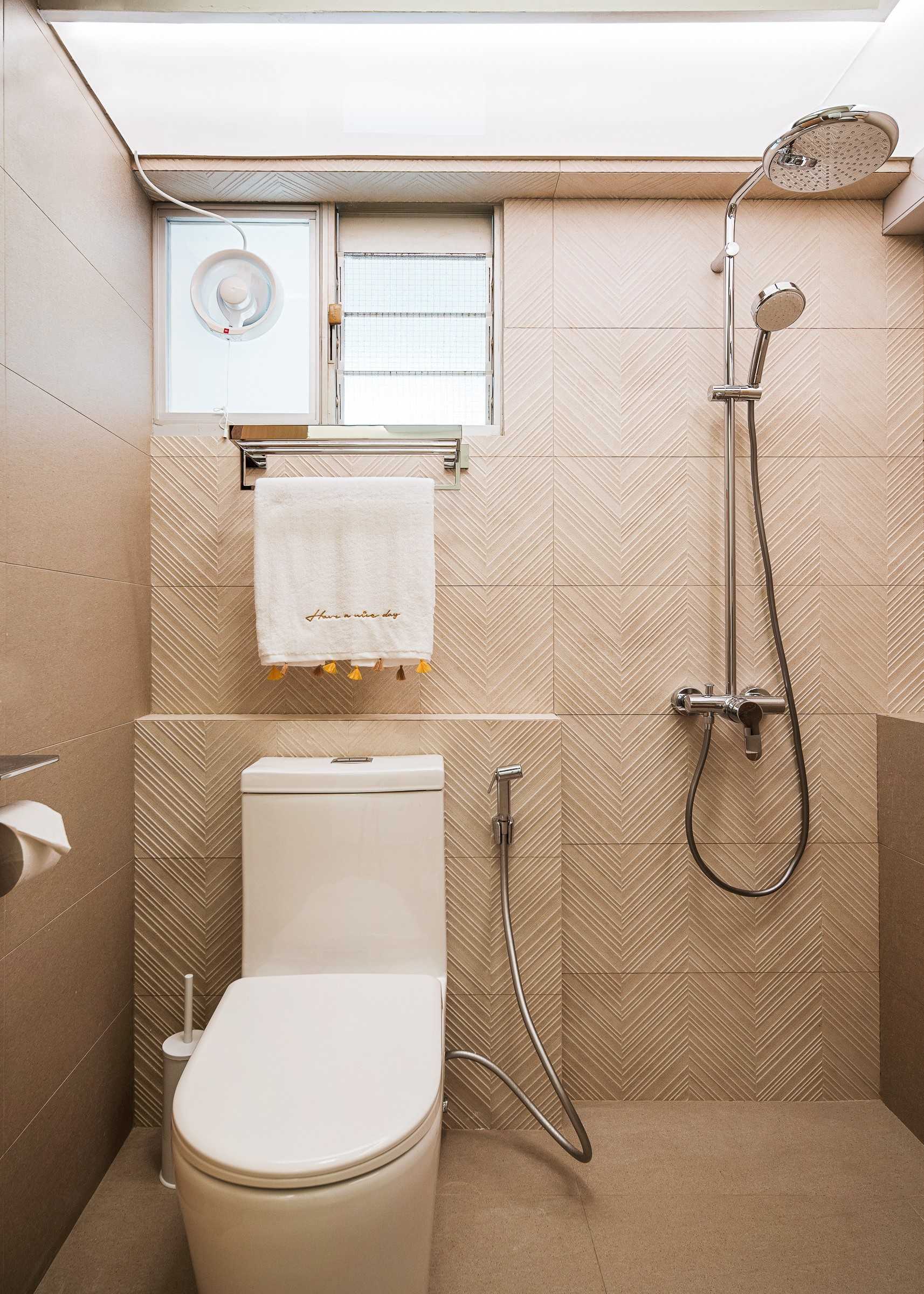 Scandinavian Bathroom with Mirror and Bathroom Storage