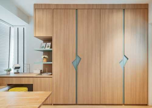 Scandinavian Walk-in Wardrobe at River Vista