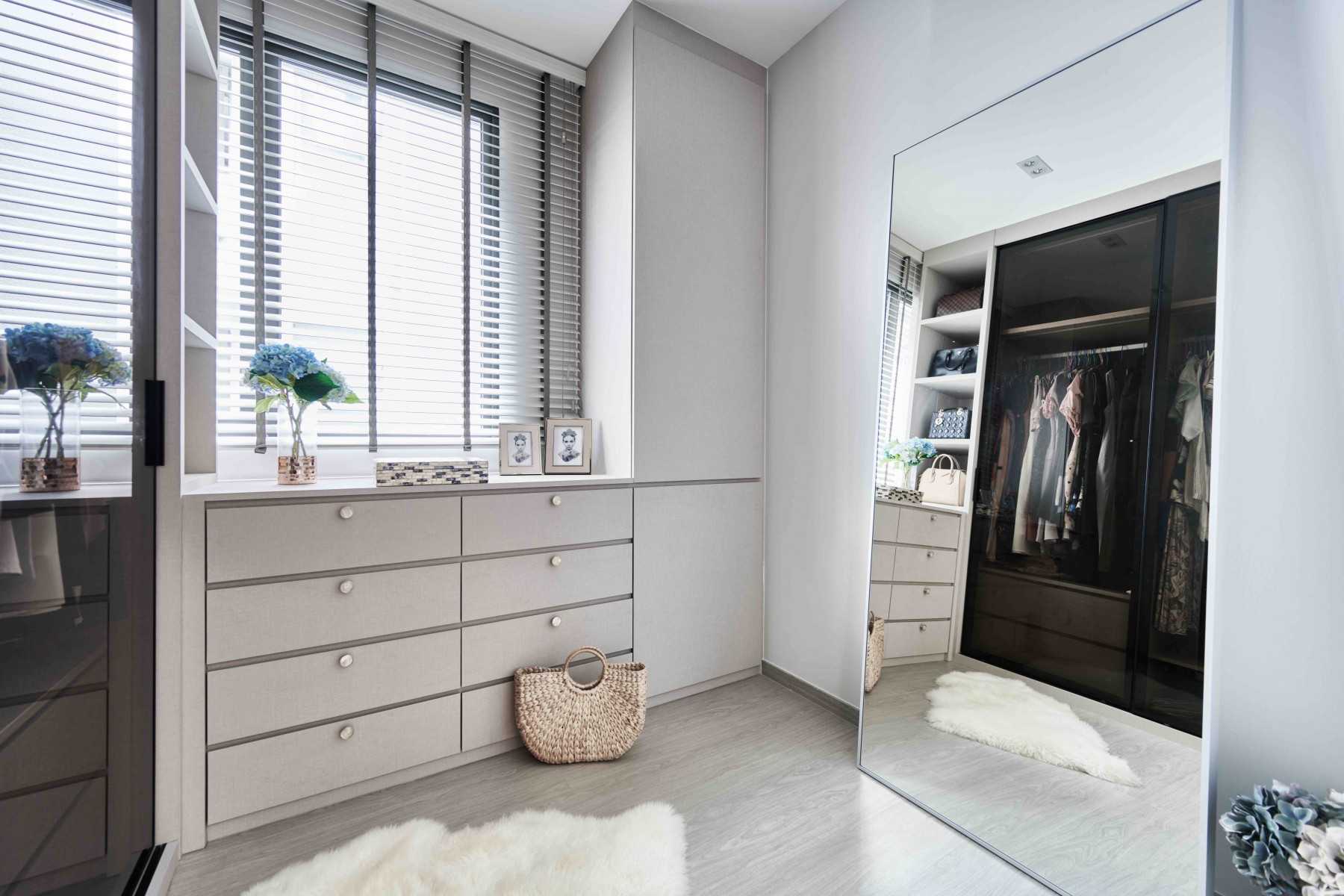 Modern Walk-in Wardrobe with Mirror and Wardrobe
