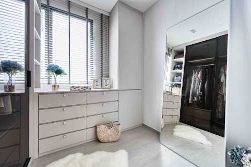 Modern Walk-in Wardrobe at Inz Residence