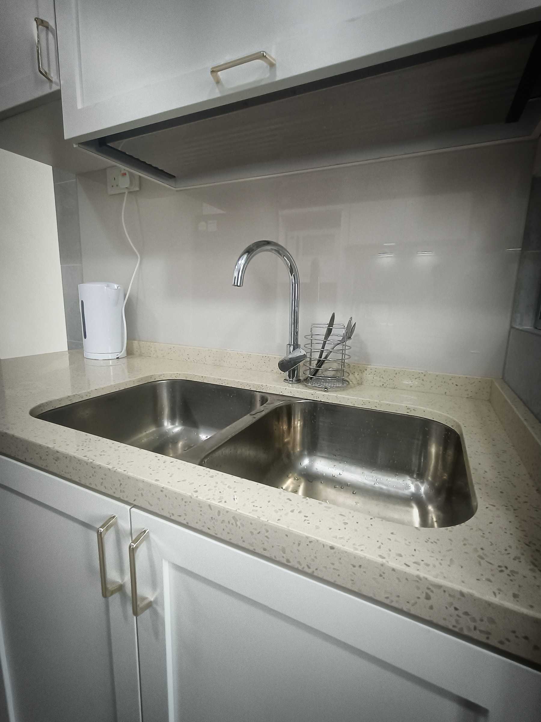 Transitional Kitchen with Countertop and Vinyl Flooring