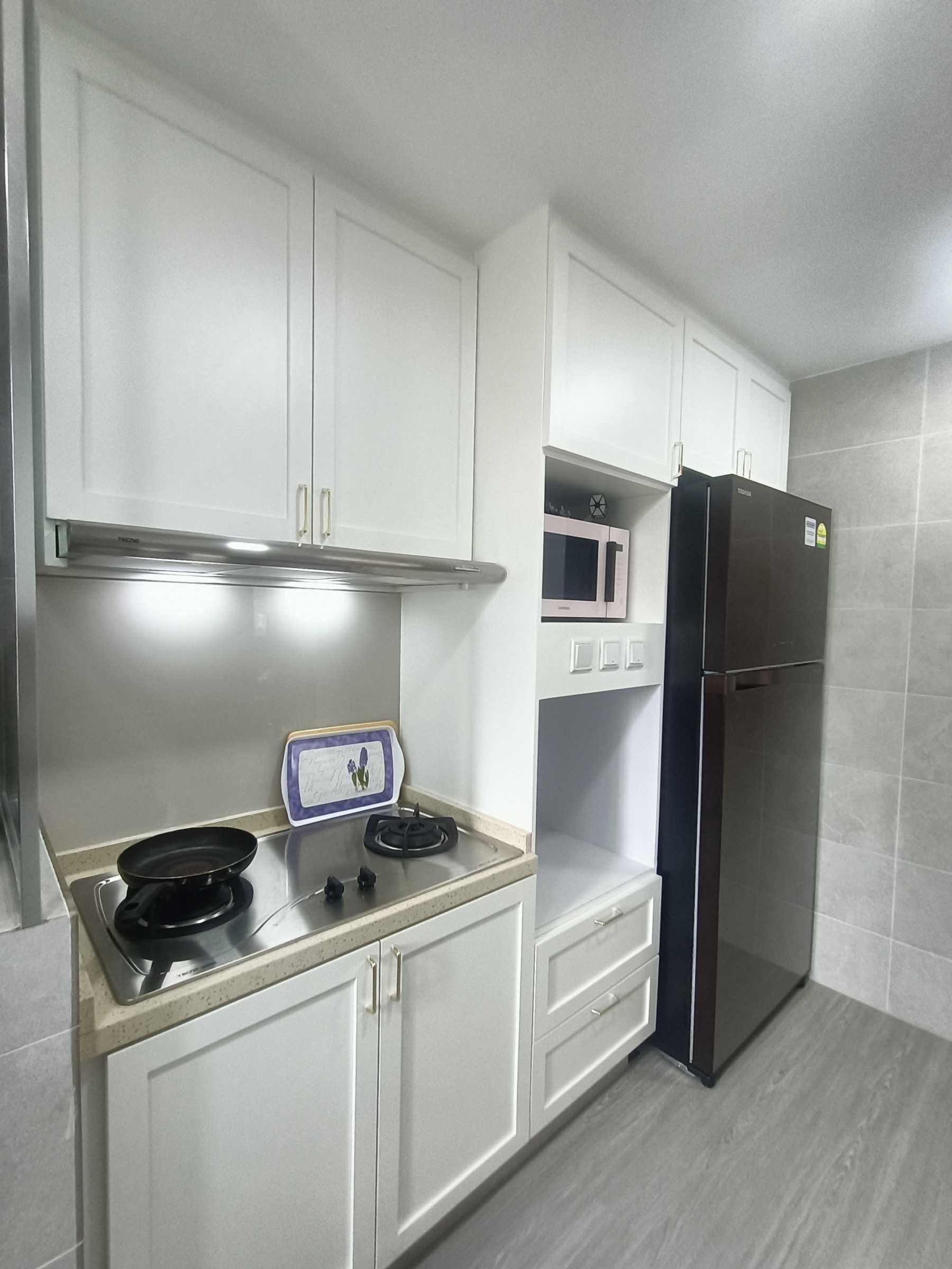 Transitional Kitchen with Countertop and Vinyl Flooring