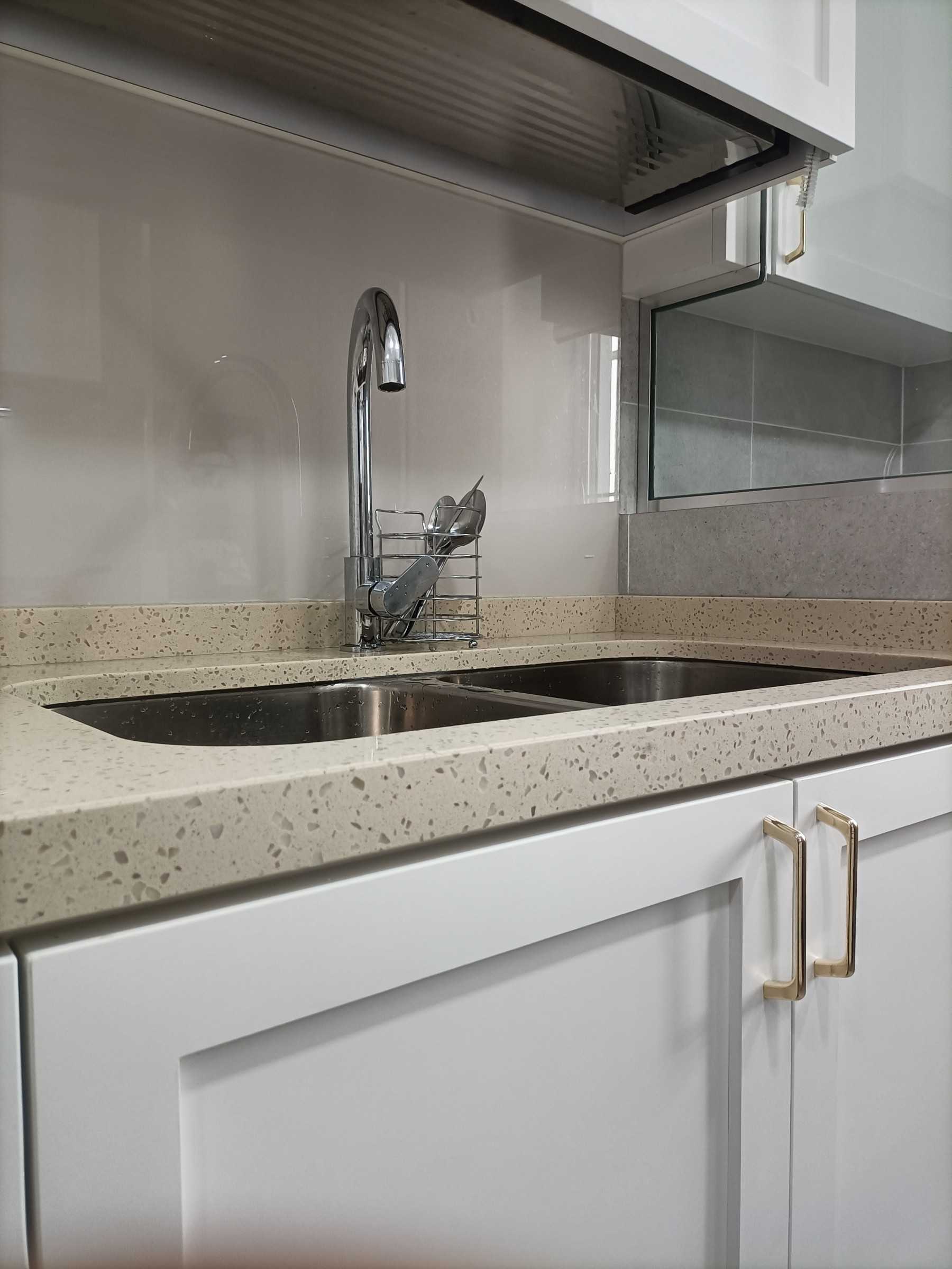 Transitional Kitchen with Countertop and Vinyl Flooring