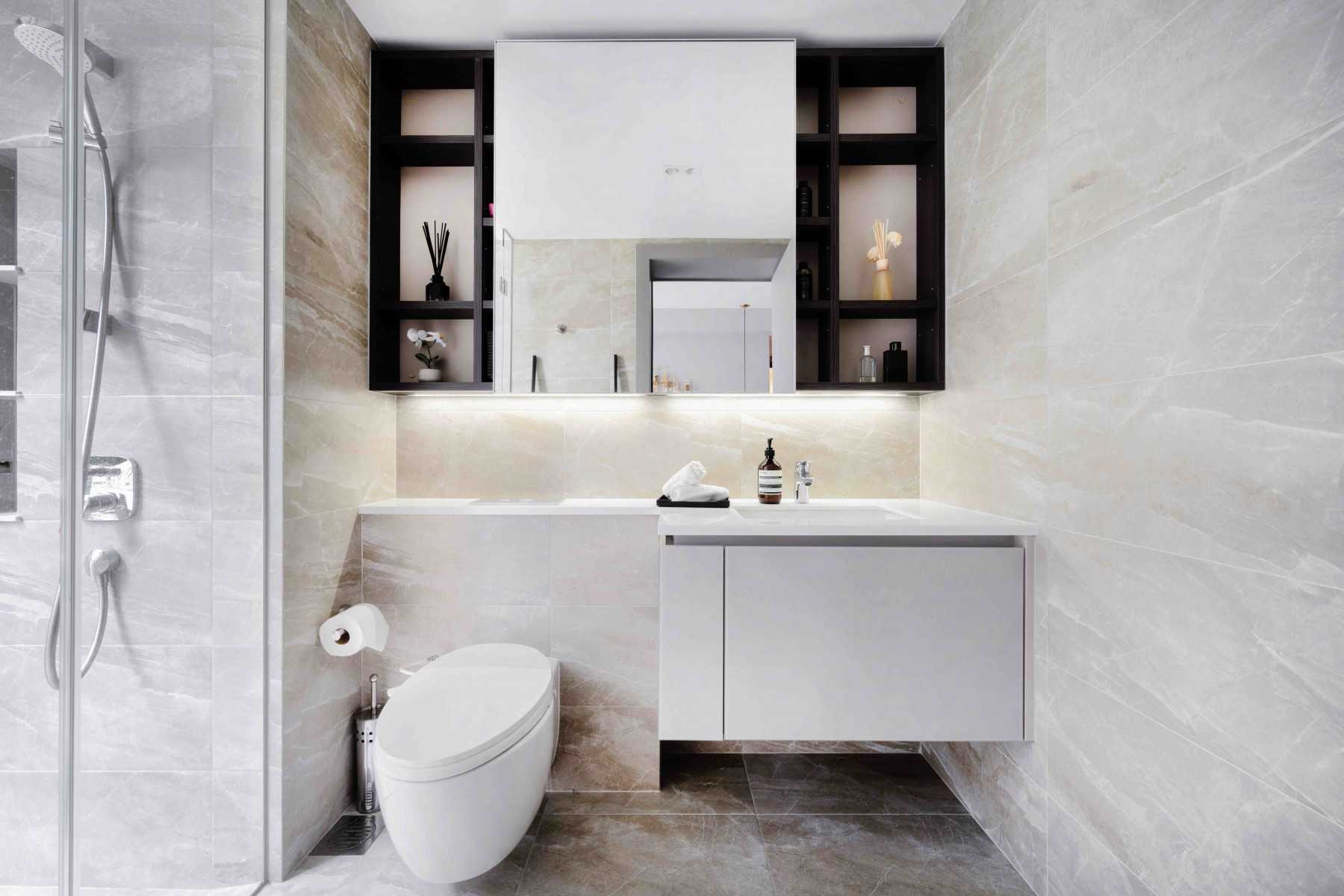 Contemporary Bathroom with Mirror and Bathroom Storage