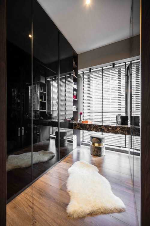 Contemporary Walk-in Wardrobe at Lake Grande