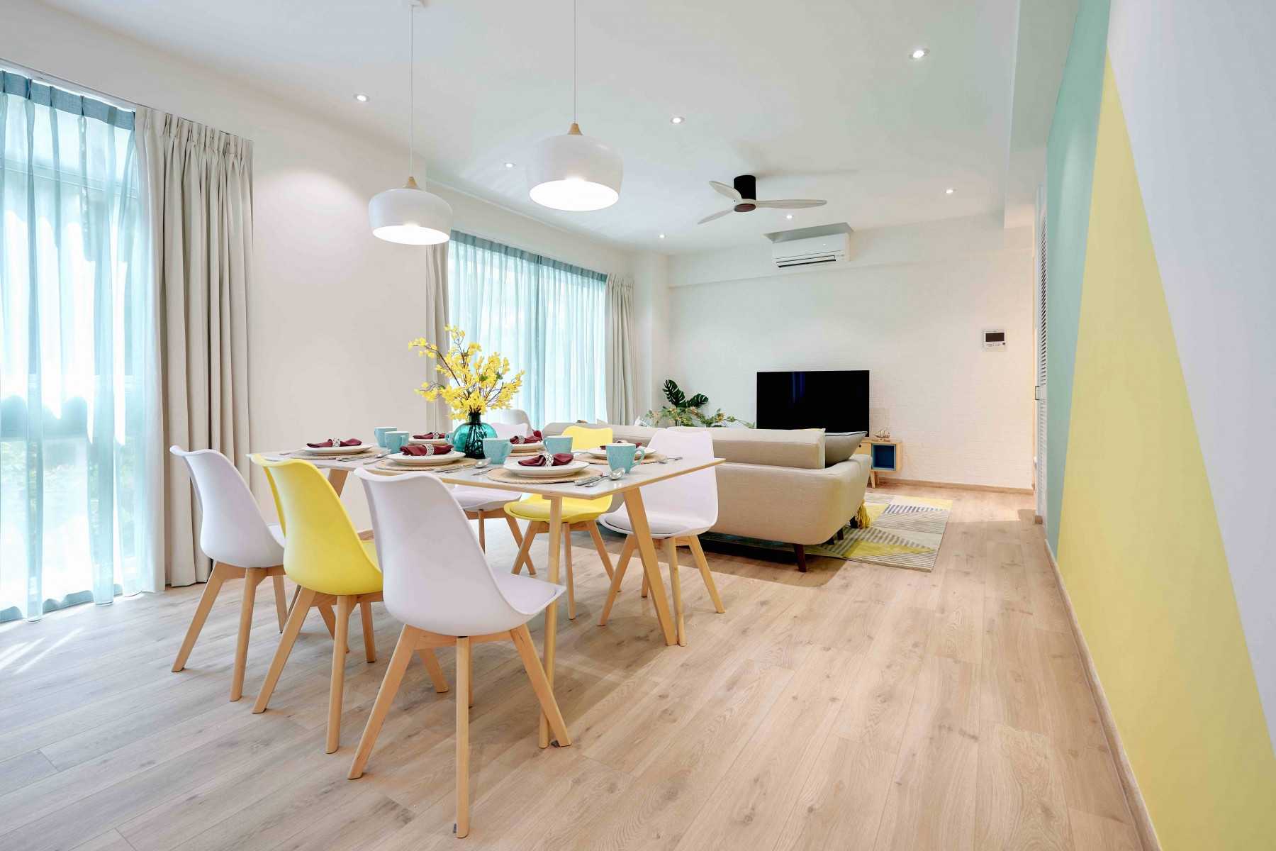 Transitional Dining Room with Dining Table and Dining Chairs