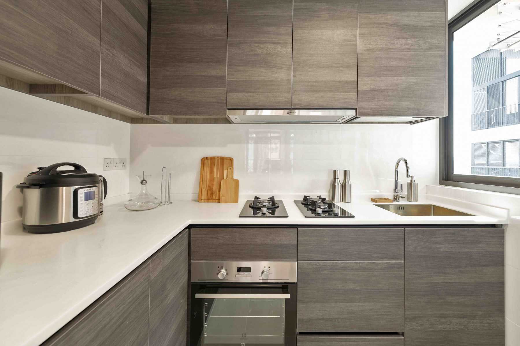 Modern Kitchen with Kitchen Backsplash and Kitchen Accessories
