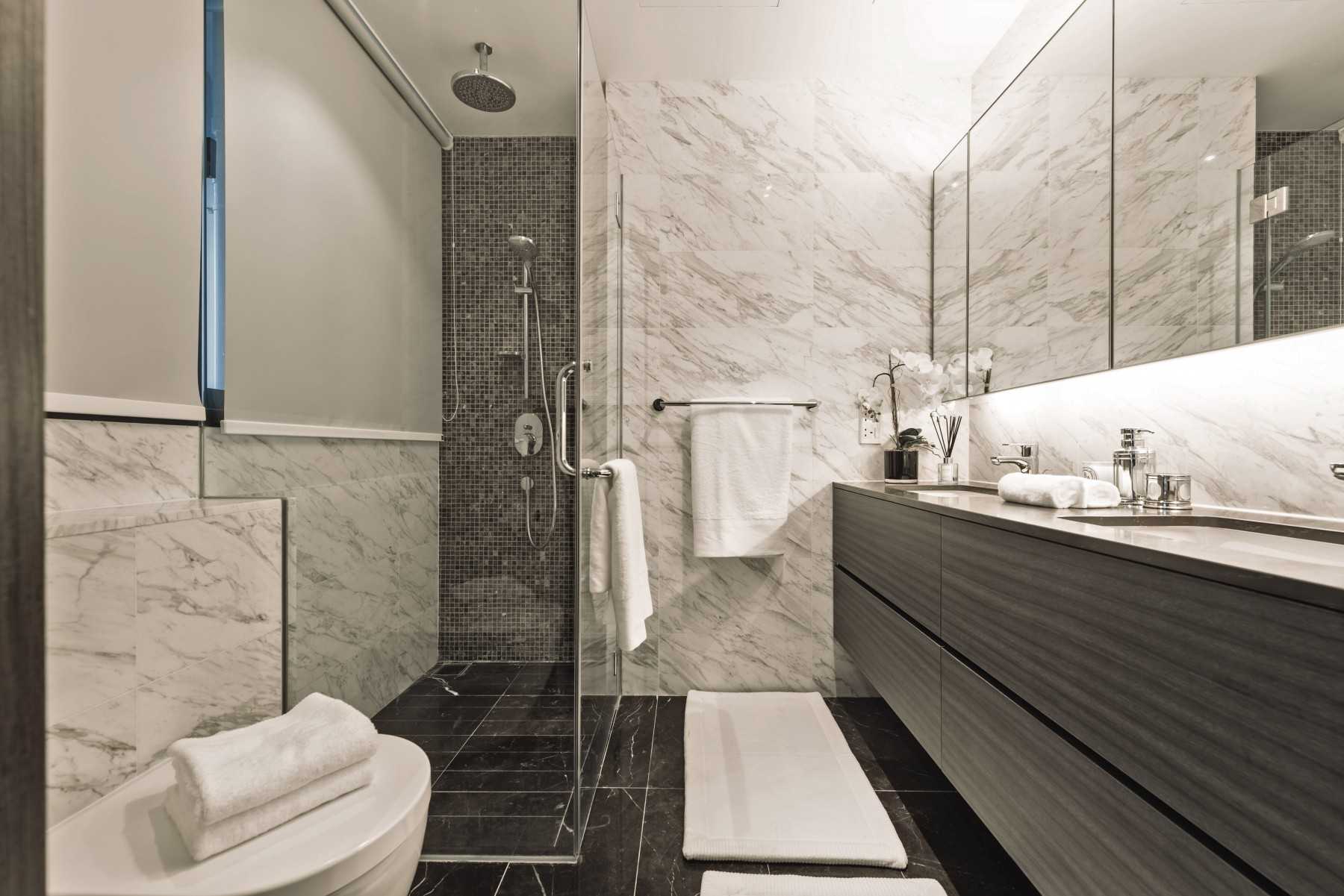 Modern Bathroom with Mirror and Bathroom Storage