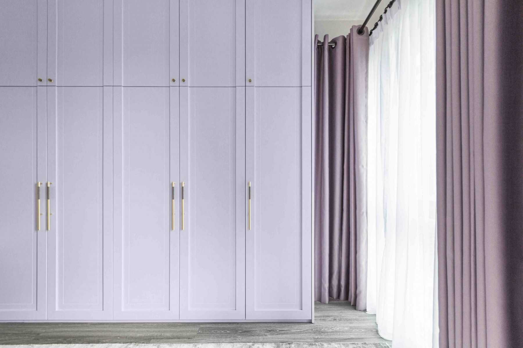 Transitional Walk-in Wardrobe with Mirror and Wardrobe