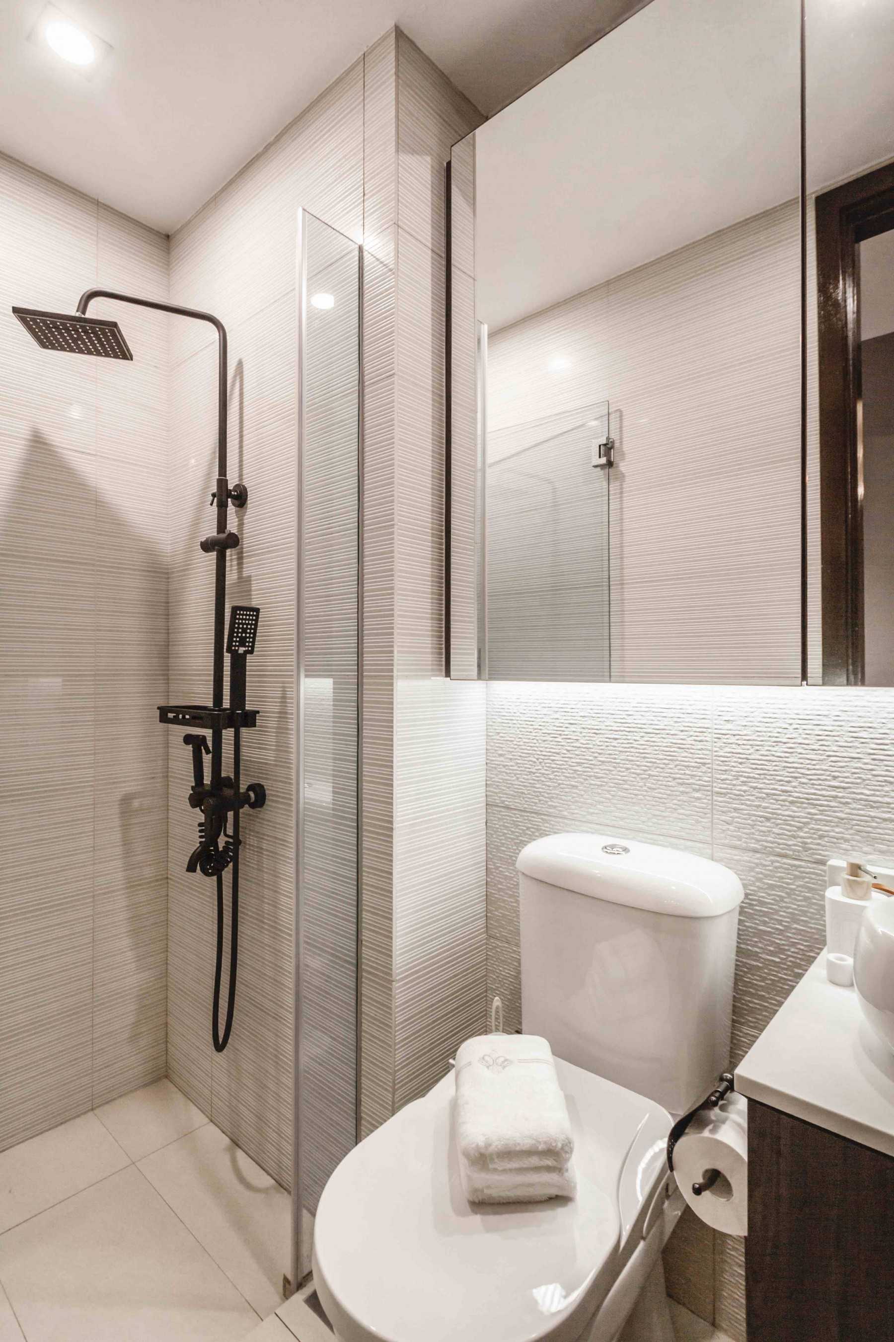 Contemporary Bathroom with Mirror and Bathroom Storage