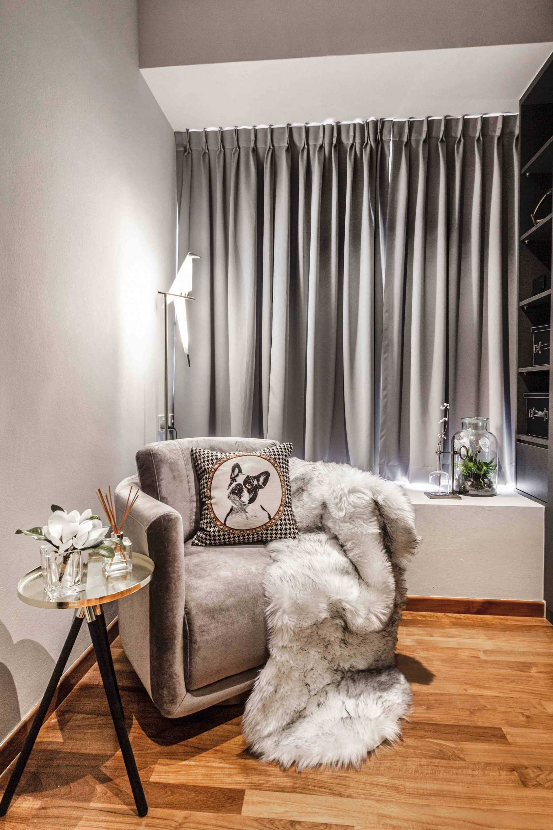 Contemporary Walk-in Wardrobe with Mirror and Wardrobe