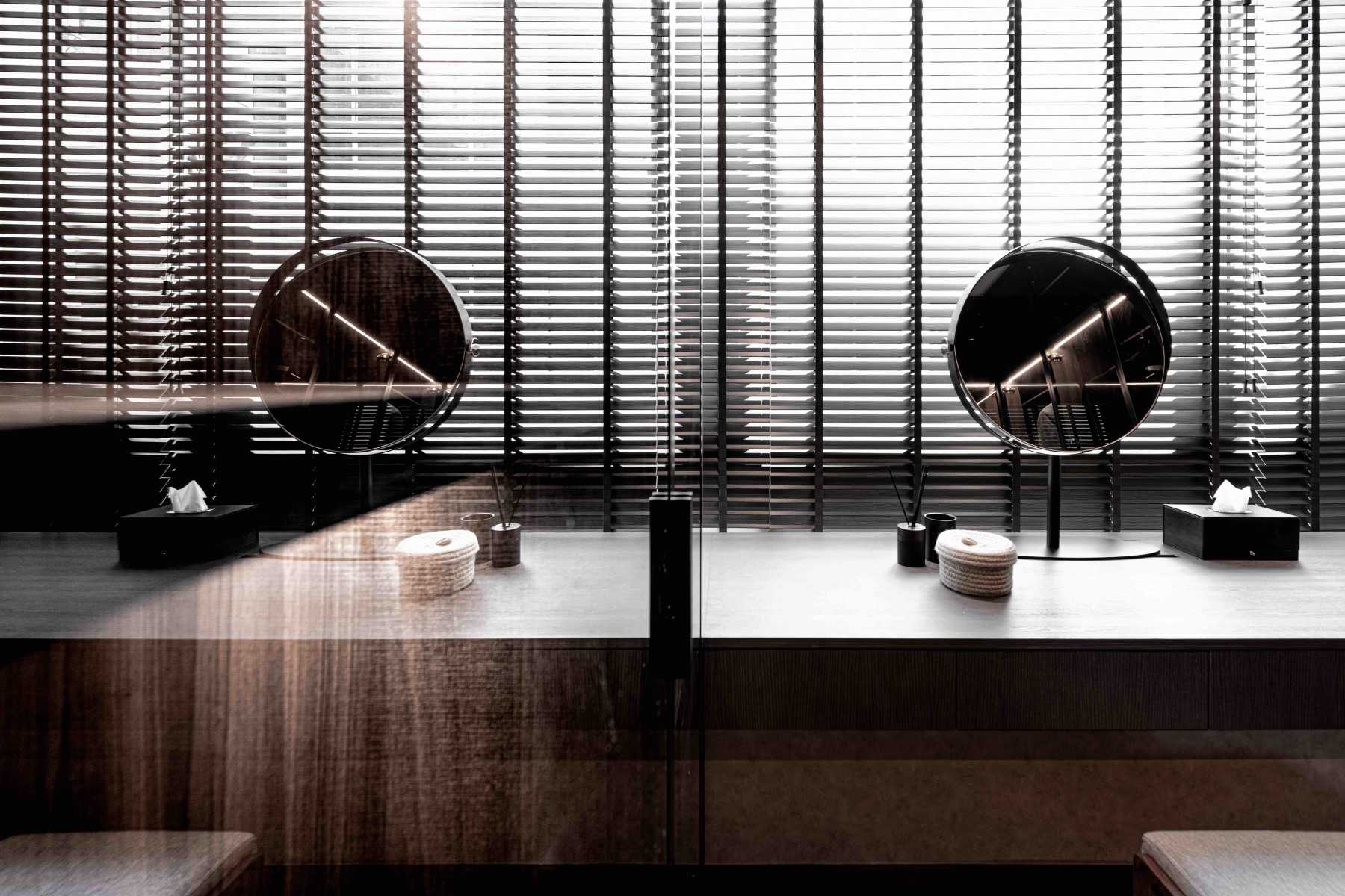 Modern Walk-in Wardrobe with Mirror and Wardrobe