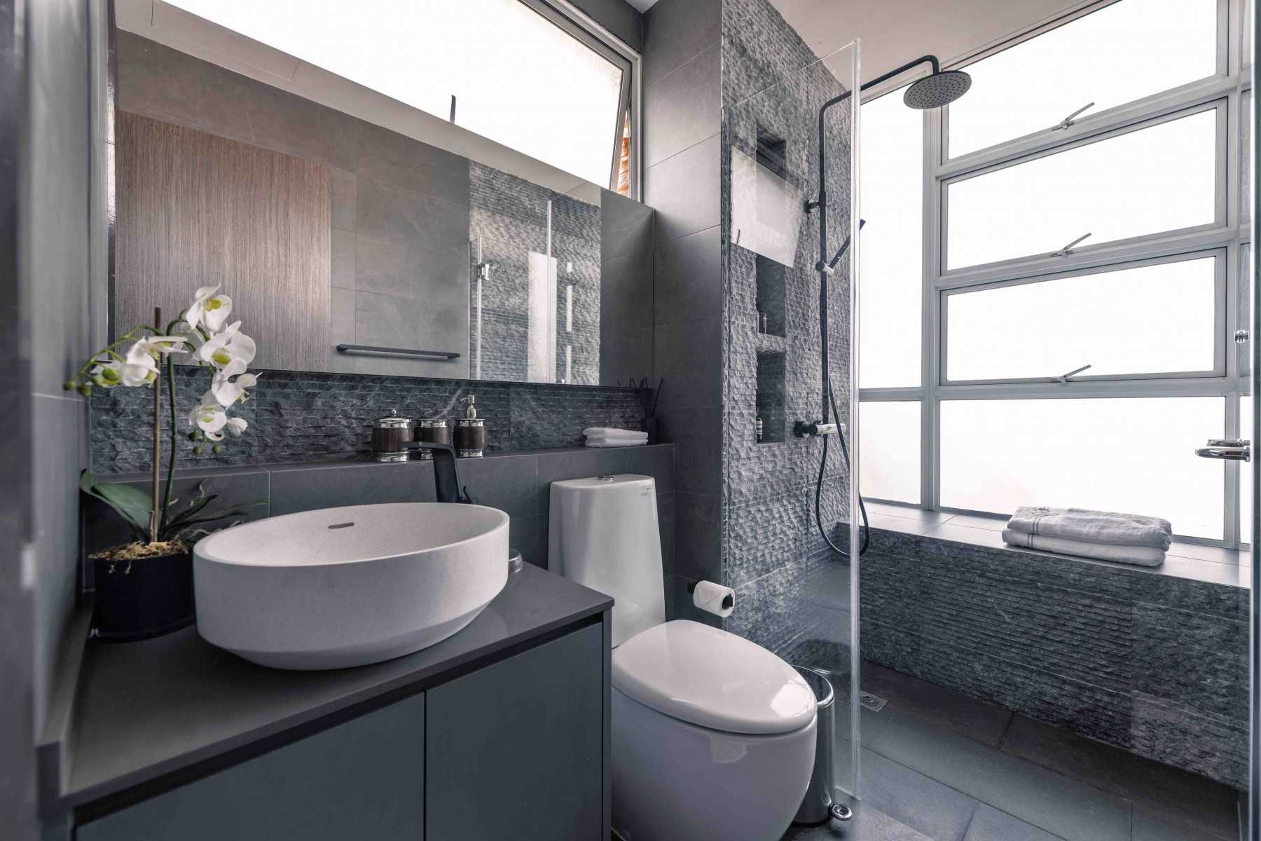 Modern Bathroom with Mirror and Bathroom Storage