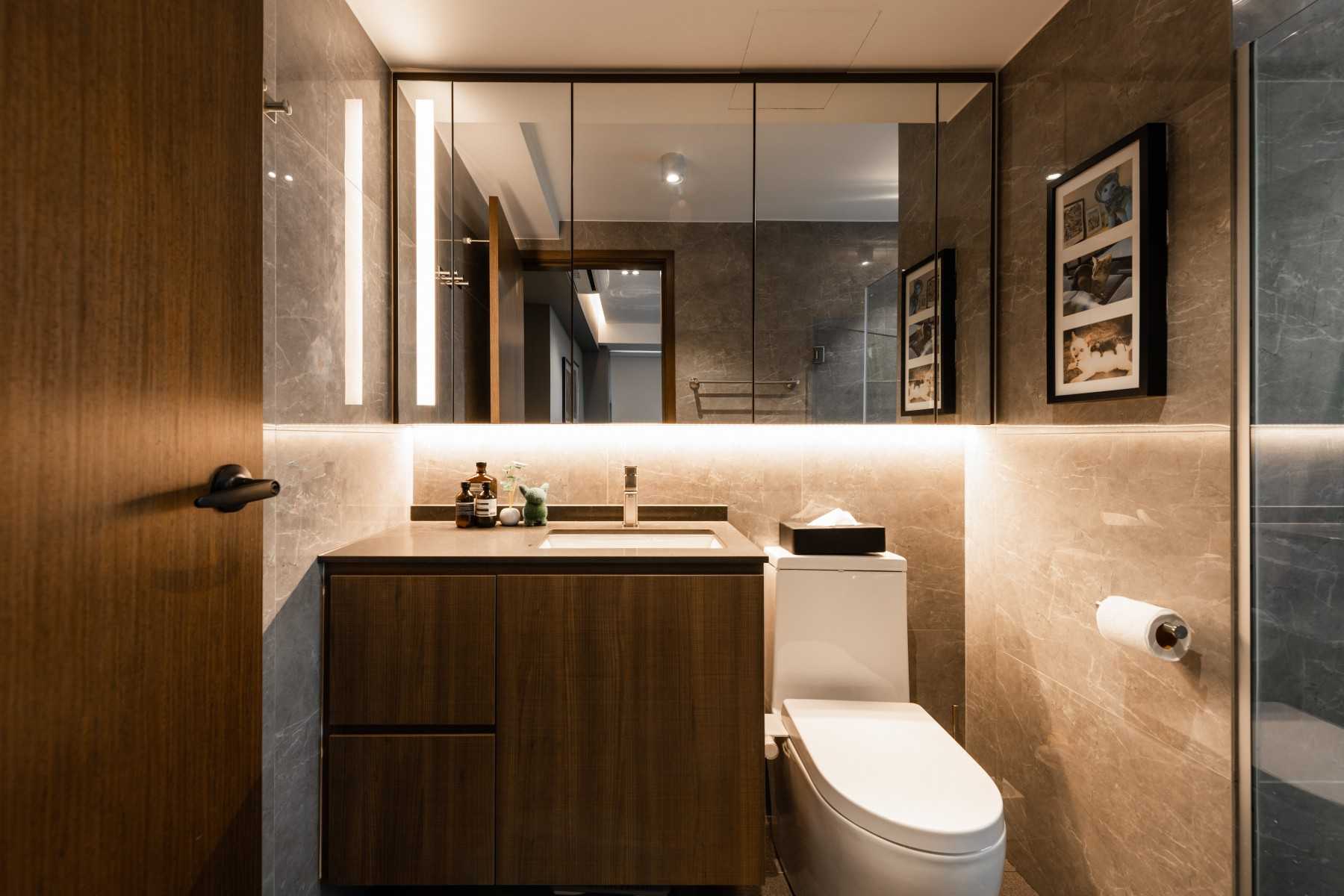 Contemporary Bathroom with Mirror and Bathroom Storage