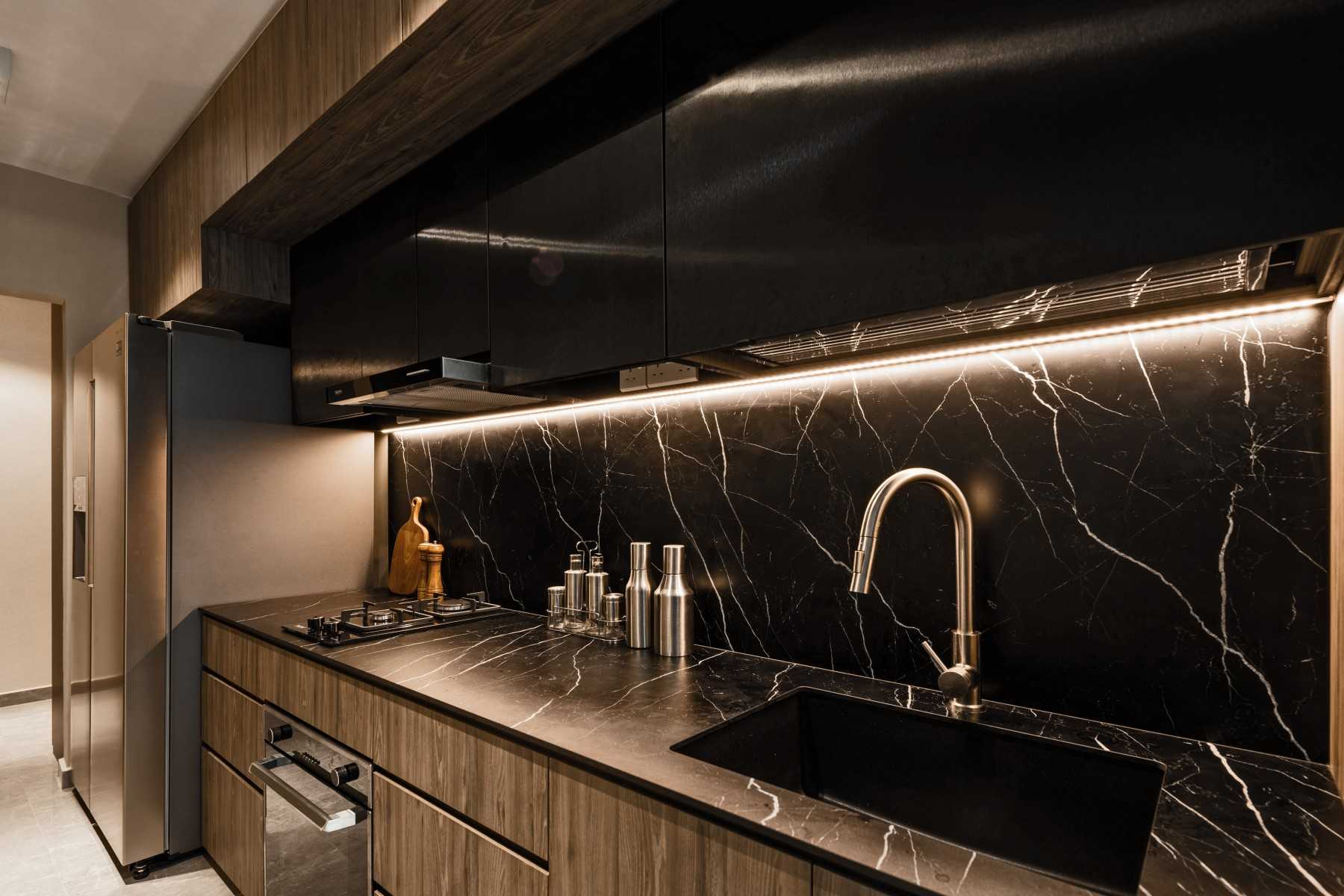 Contemporary Kitchen with Countertop and Kitchen Backsplash