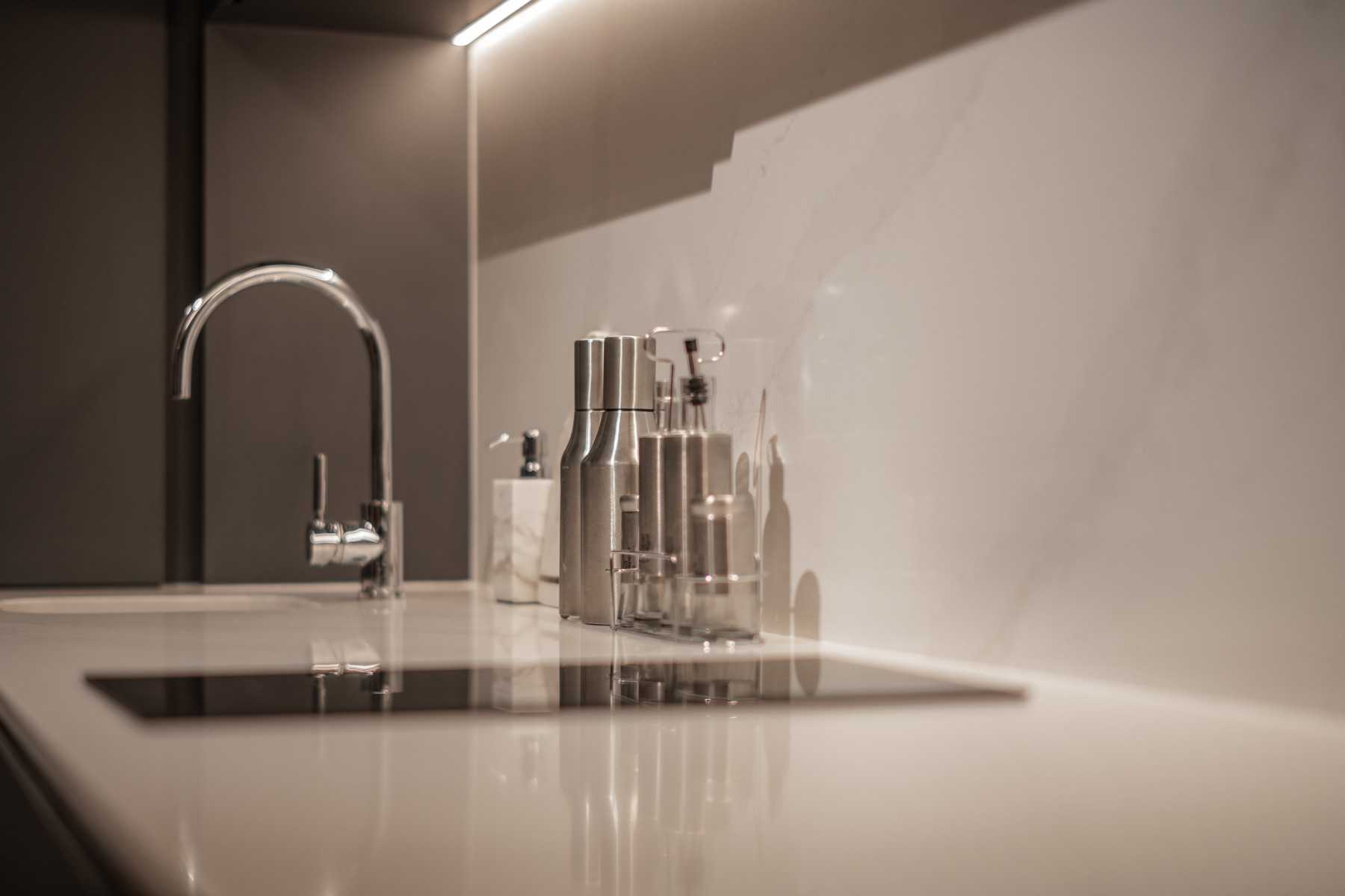 Minimalist Kitchen with Open Kitchen and Kitchen Backsplash