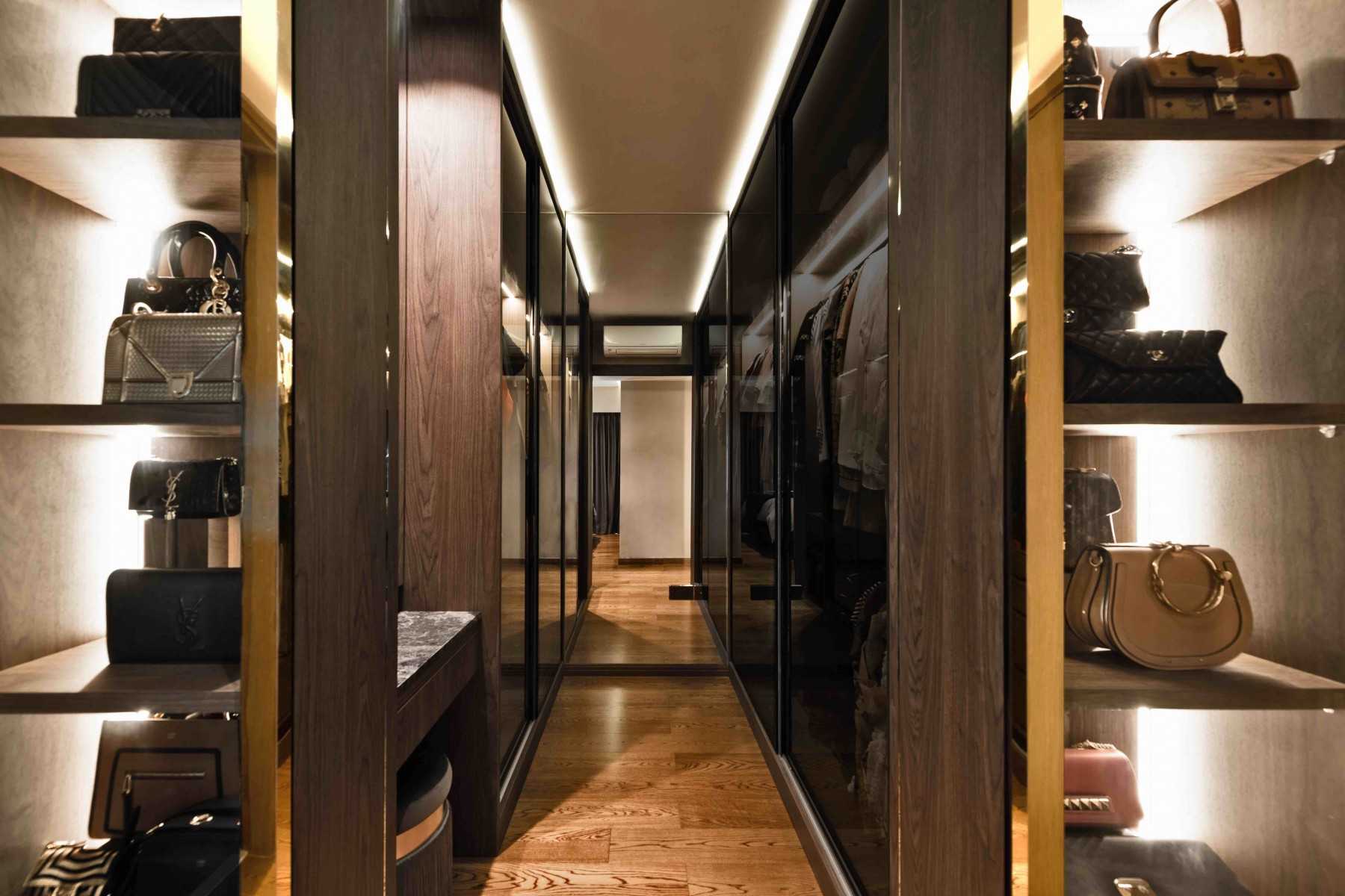 Modern Walk-in Wardrobe with Mirror and Wardrobe