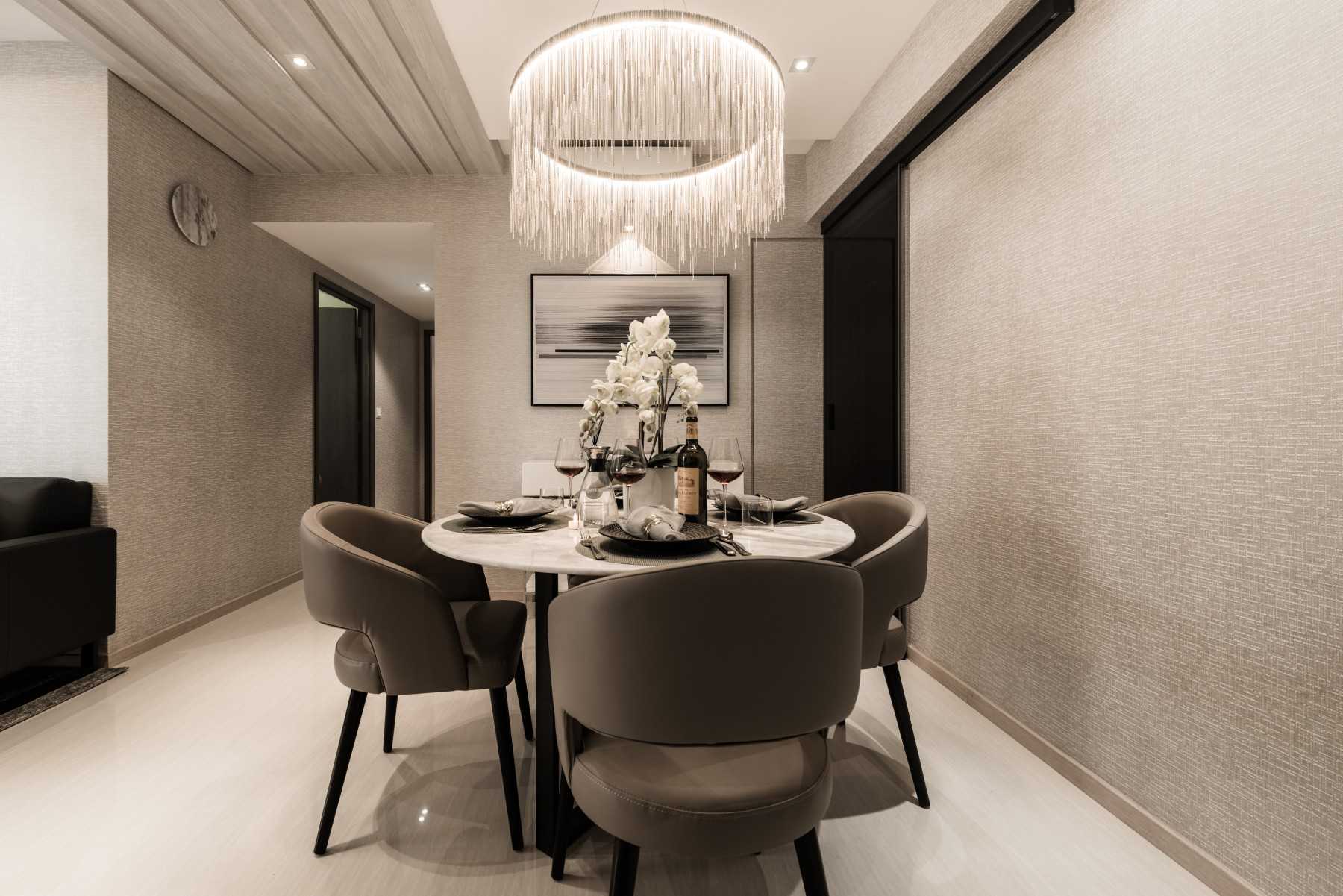 Contemporary Dining Room with Dining Table and Dining Chairs