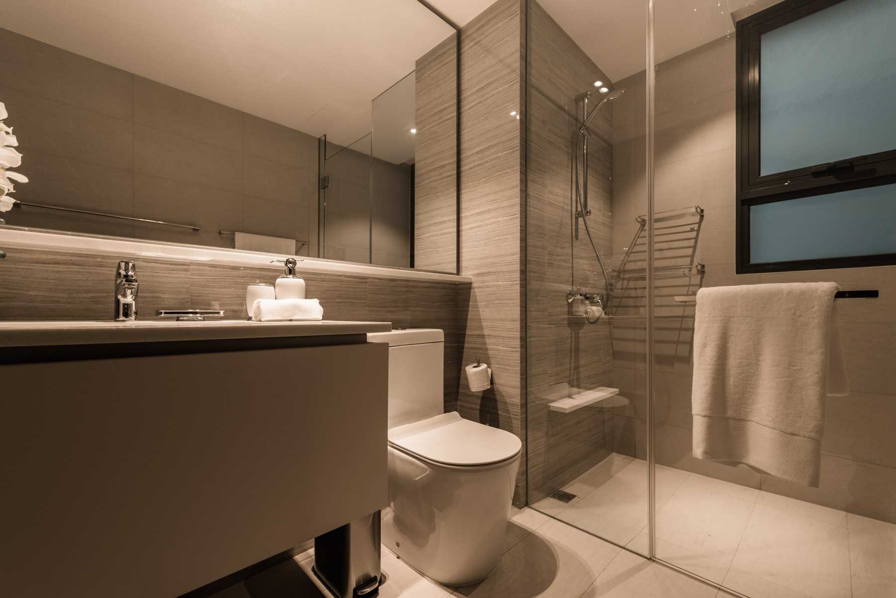Contemporary Bathroom with Mirror and Shower Screen