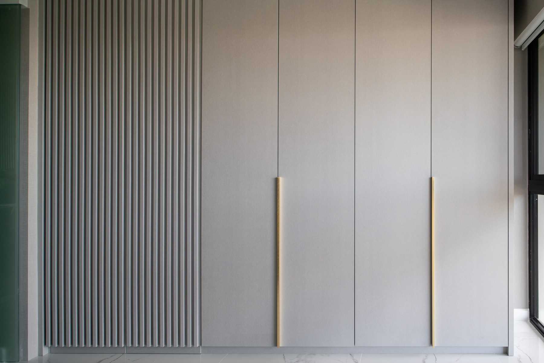 Minimalist Walk-in Wardrobe with Mirror and Wardrobe