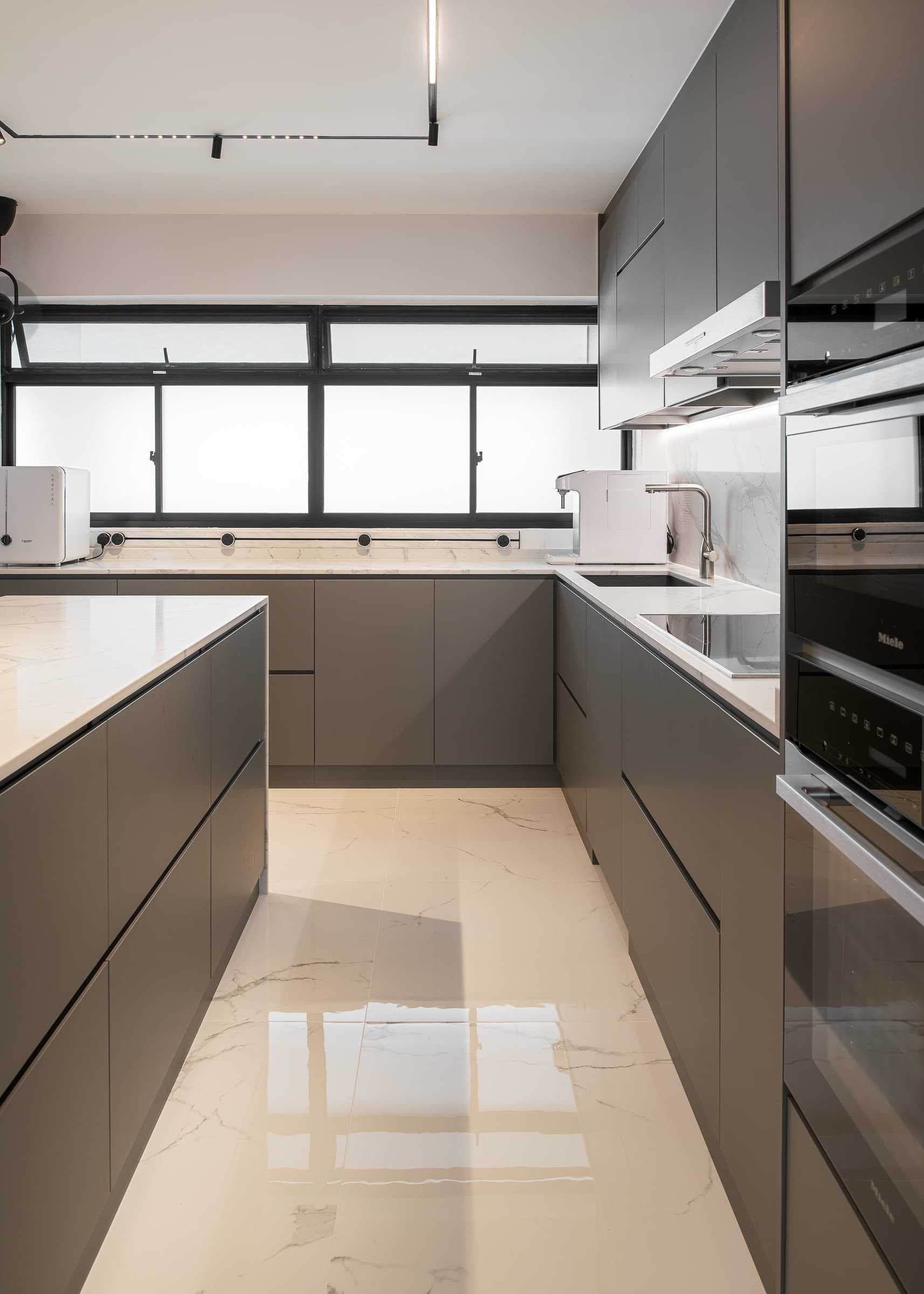 Minimalist Kitchen with Kitchen Island and Breakfast Counter