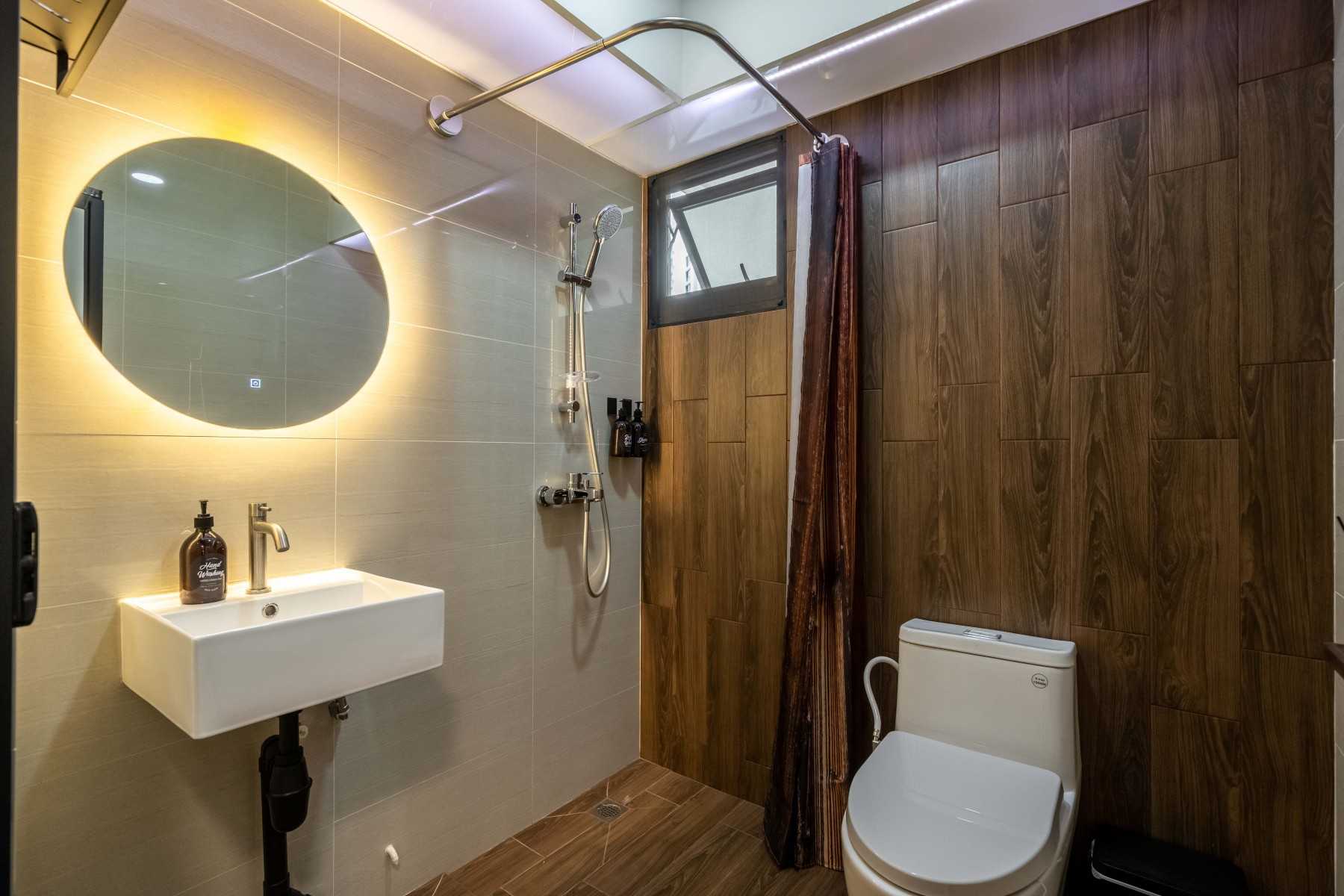 Contemporary Bathroom with Vinyl Flooring and Homogeneous Tiles
