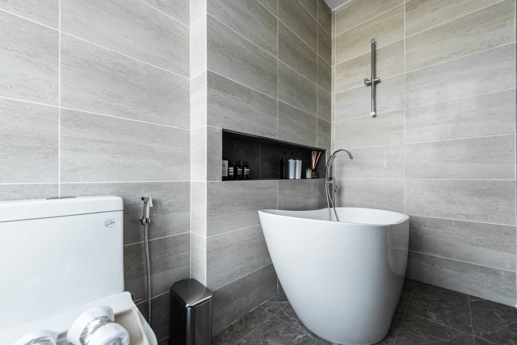 Contemporary Bathroom with Mirror and Bathtub