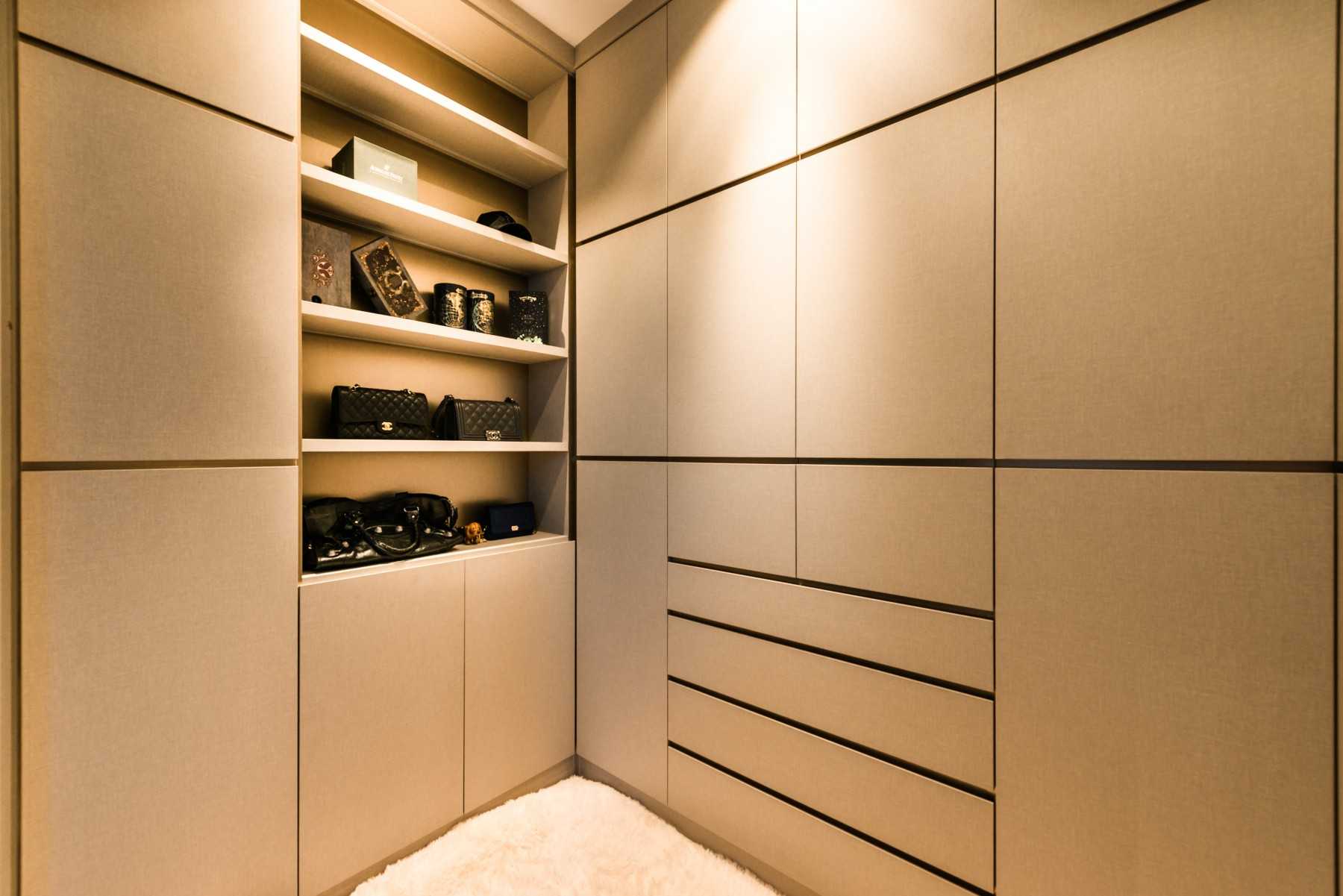 Contemporary Walk-in Wardrobe with Mirror and Wardrobe