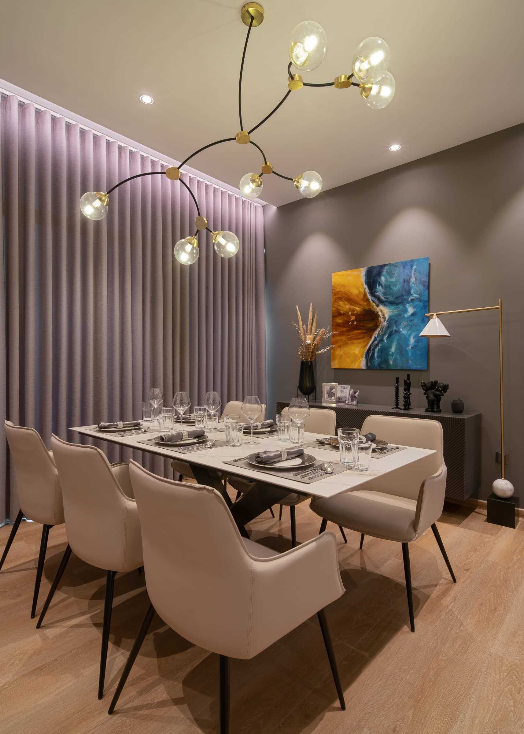 Contemporary Dining Room with Dining Table and Dining Chairs
