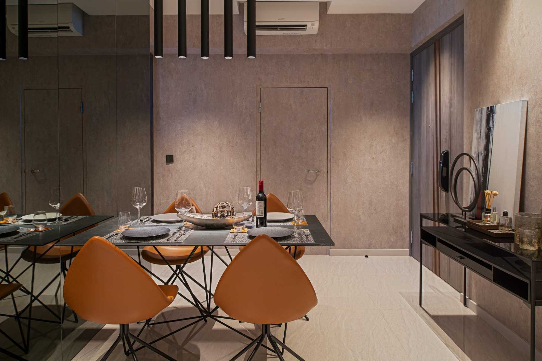 Contemporary Dining Room with Dining Table and Dining Chairs