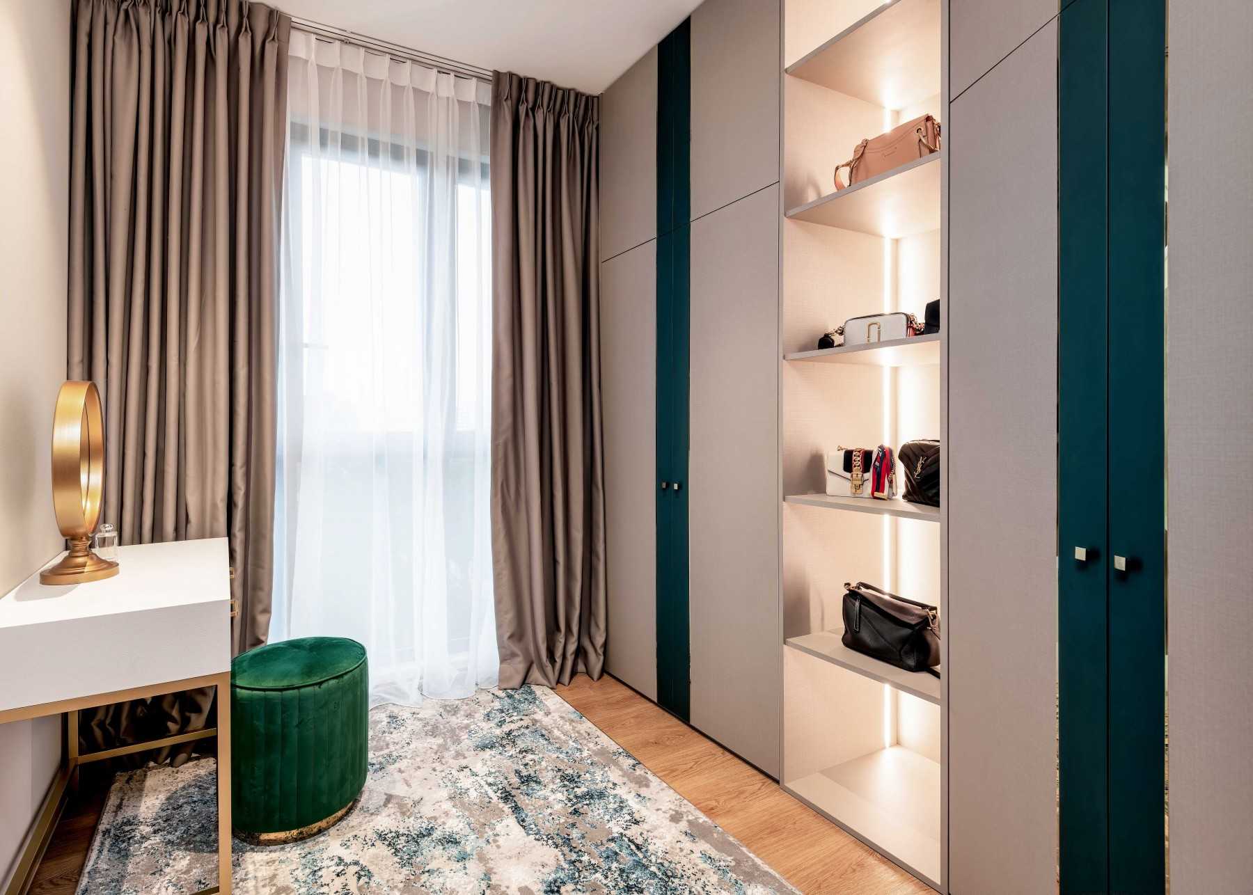 Contemporary Walk-in Wardrobe with Mirror and Wardrobe
