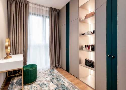 Contemporary Walk-in Wardrobe at Hundred Palms
