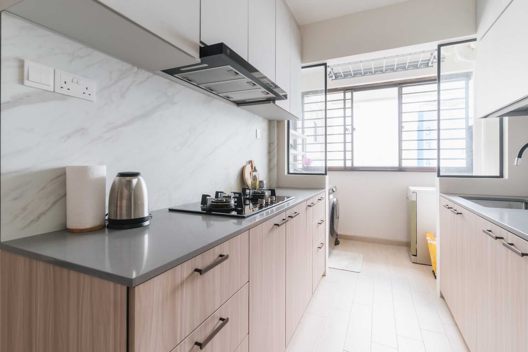 Minimalist Kitchen with Kitchen Window and Kitchen Backsplash